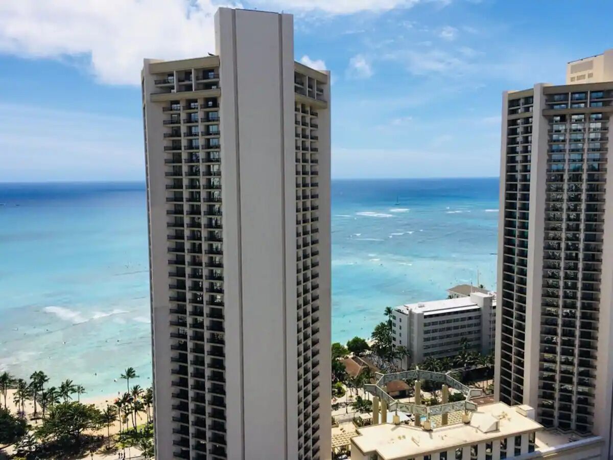 Contemporary Waikiki Beach Condo with Rooftop Pool
