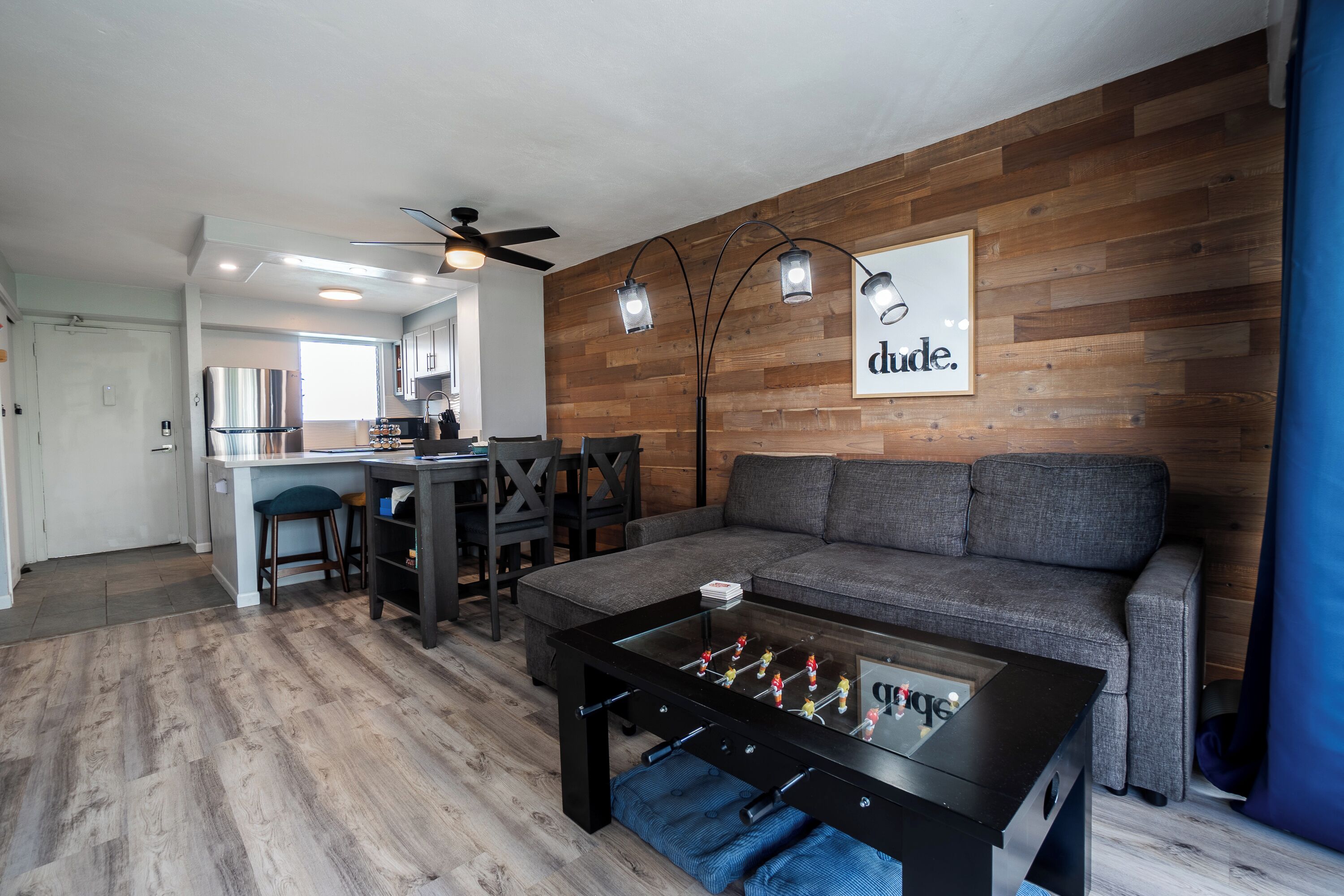 Spacious Modern 2Bdrm Condo, Free Parking in Bldg., Full Kitchen, Sleeps 6.