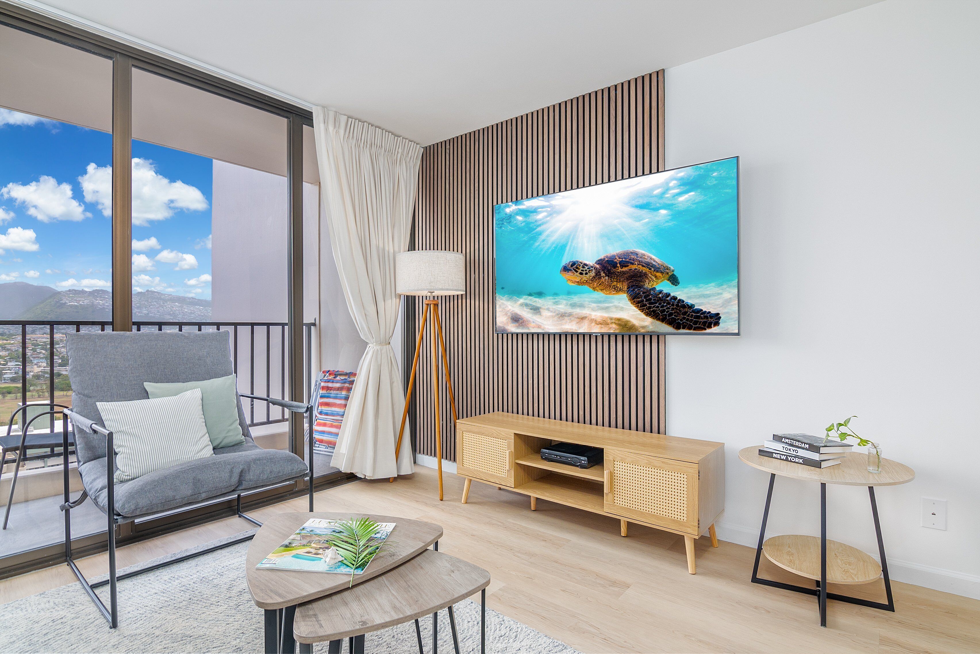 Tastefully remodeled Apt w/ Mountain view +Parking