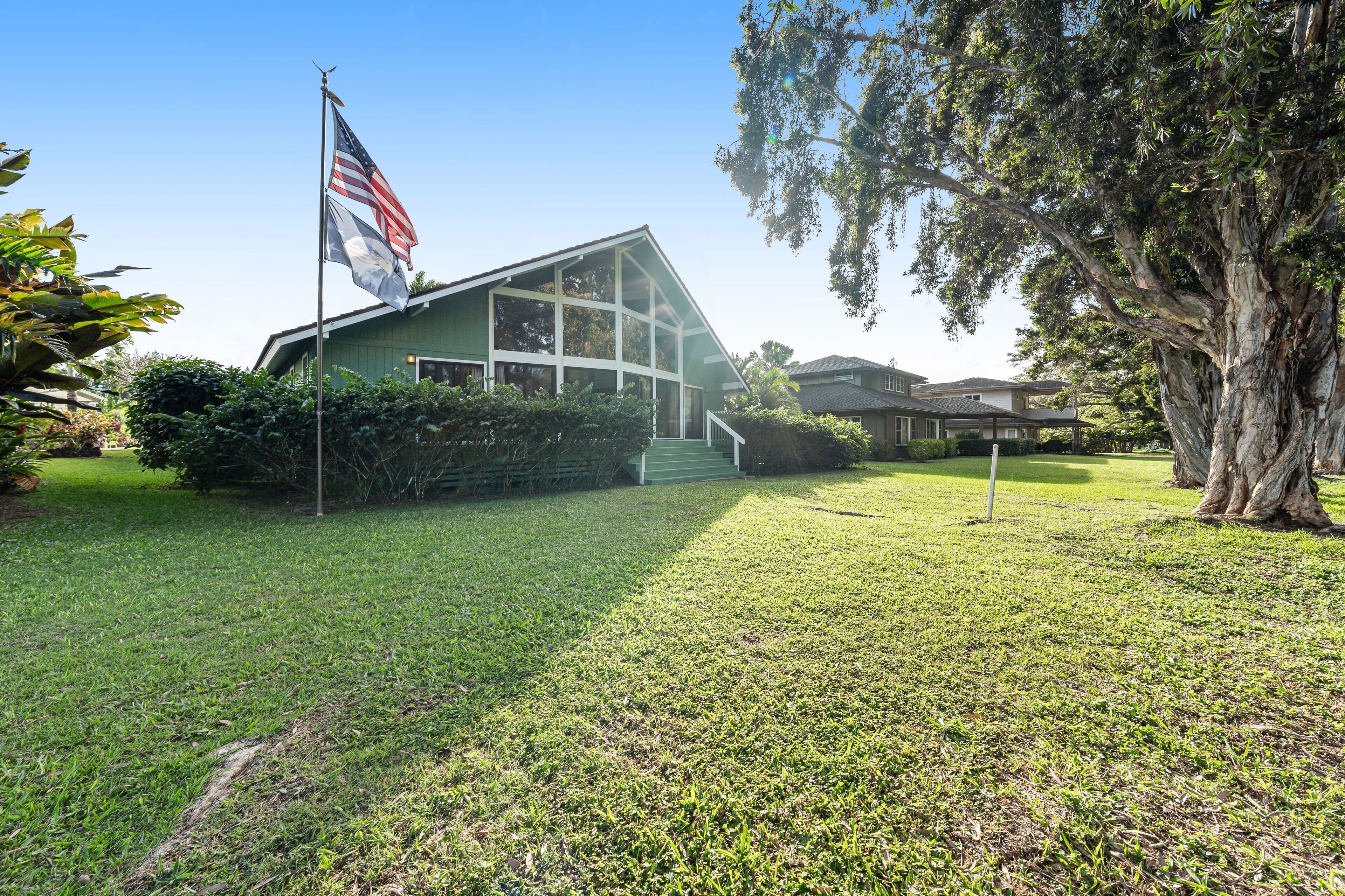 Beautiful house on golf course with amazing lanai, washer/dryer, & patio
