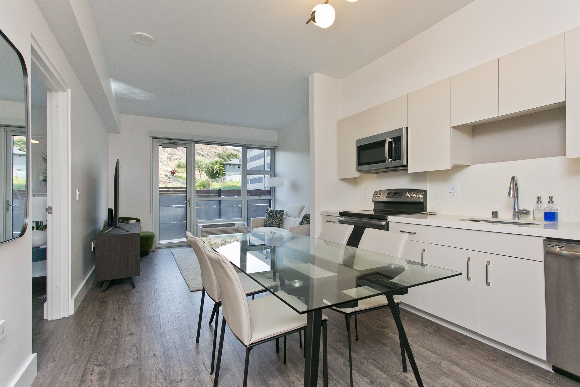 Designer Condo in Hawaii Kai! Close to beaches, shopping, hiking!