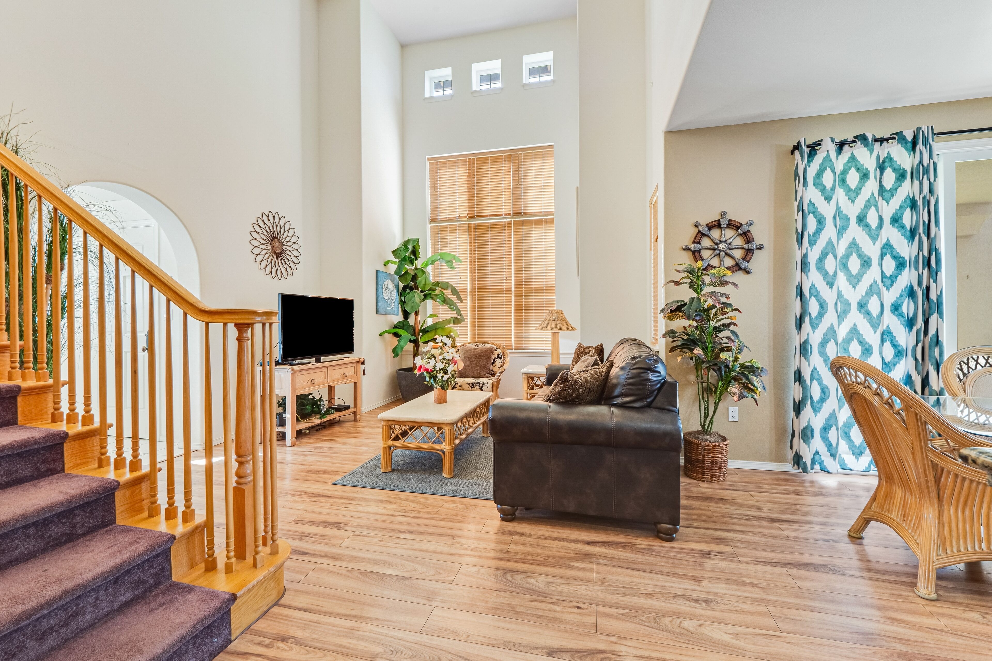 Two-story condo with 2 lanais, pools, hot tubs, tennis & gym - near beach/golf