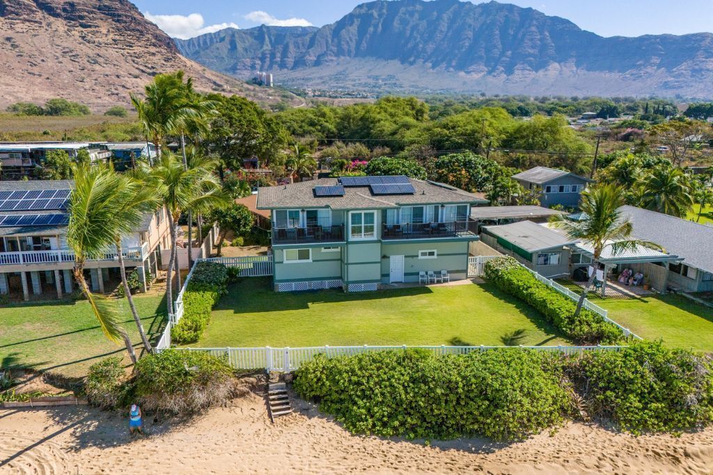 Makaha-465 Farrington: Spacious 4BR Oceanfront Haven with Modern Amenities