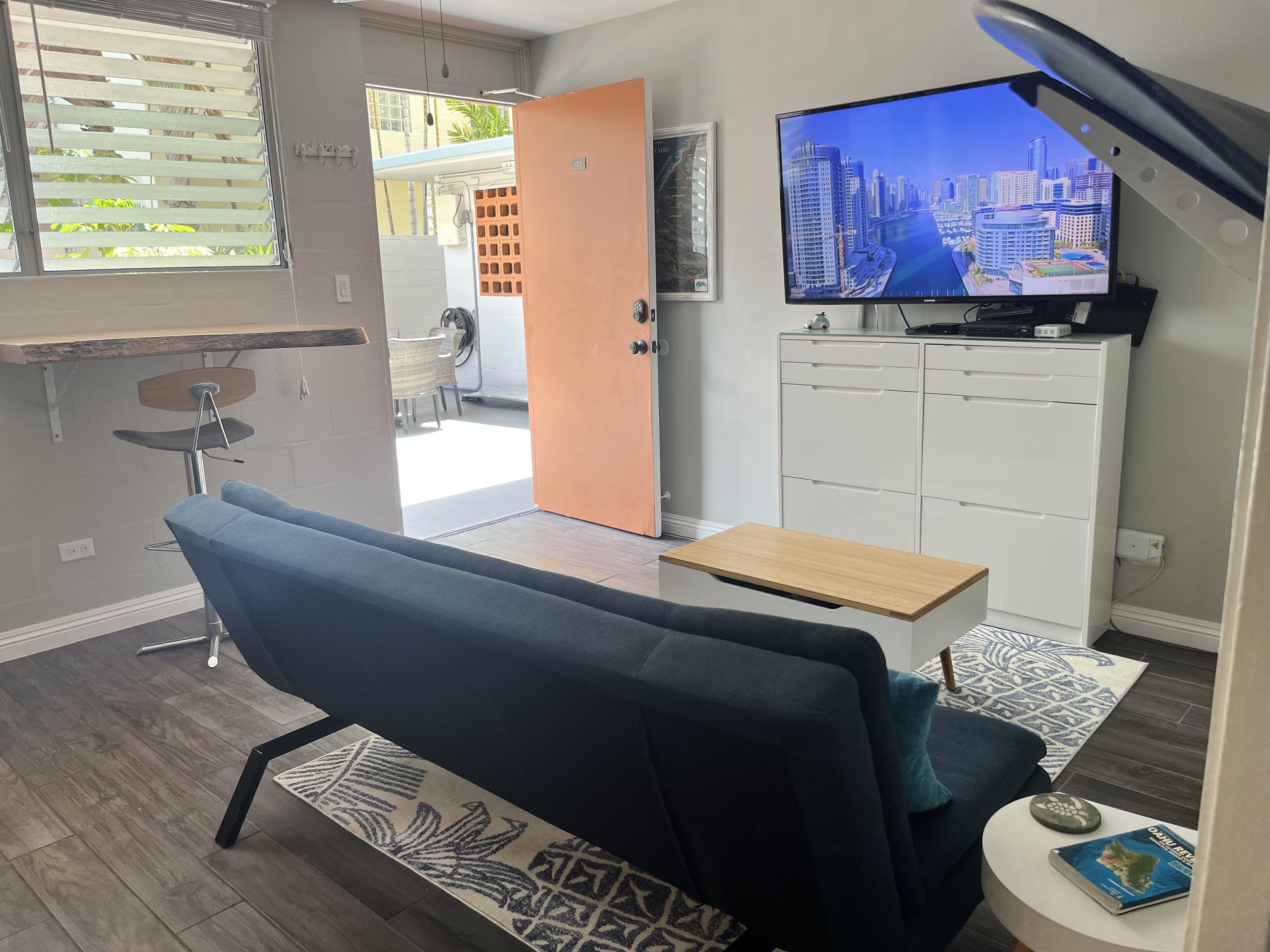 Clean and Cozy Waikiki Condo, A Digital Nomad, and Surfer's Dream!