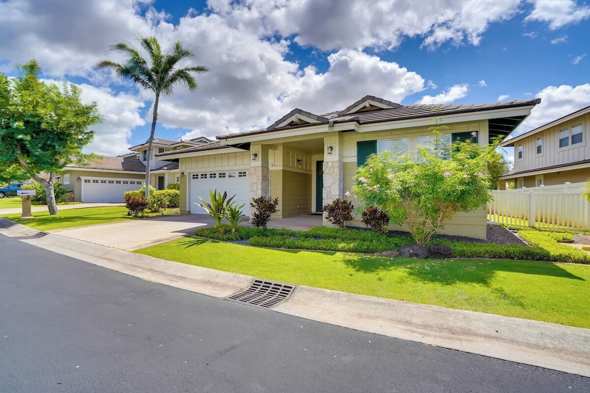 Enjoy Luxe Hawaiian Retreat: Majestic Ocean, Elite Golf & Vibrant Vibes!