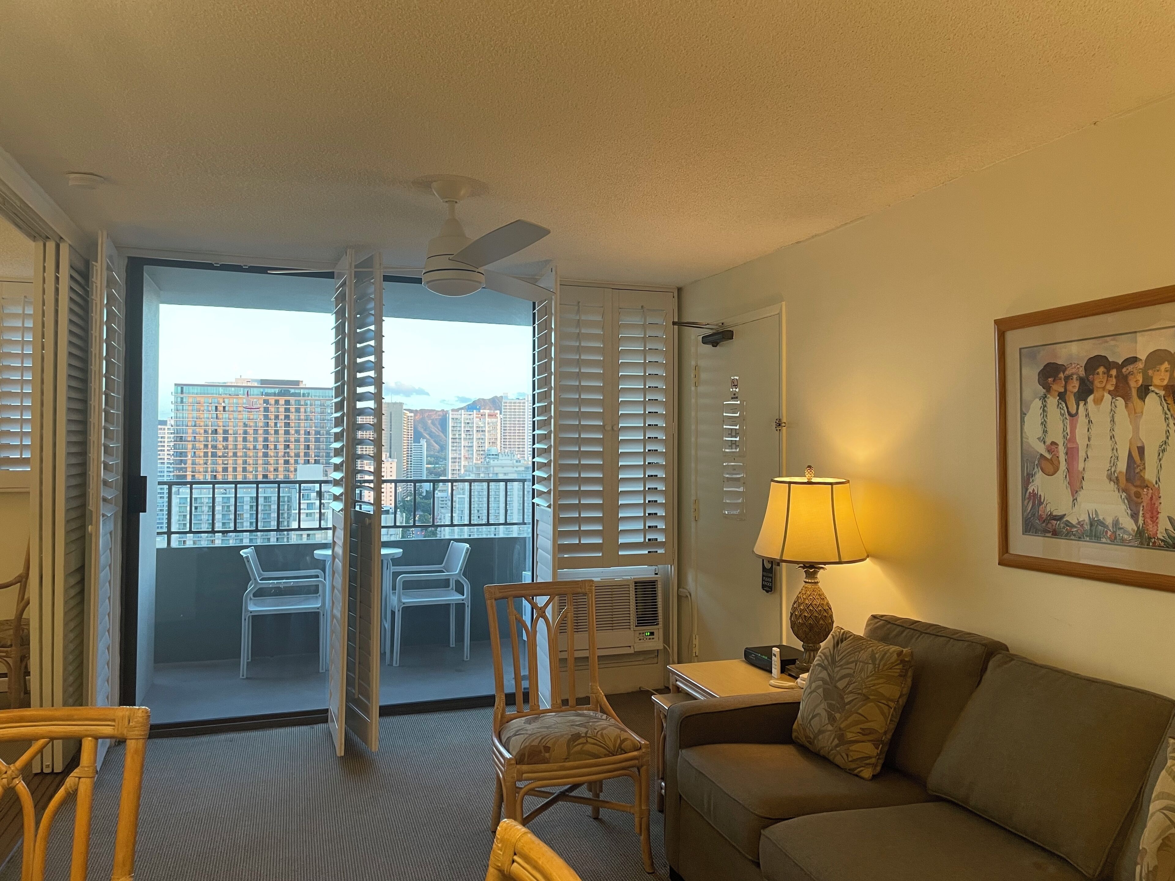 Free parking, 2 weekly towel changes, F/Kitchen, GYM, AC, WiFi, pool, Pool/ping