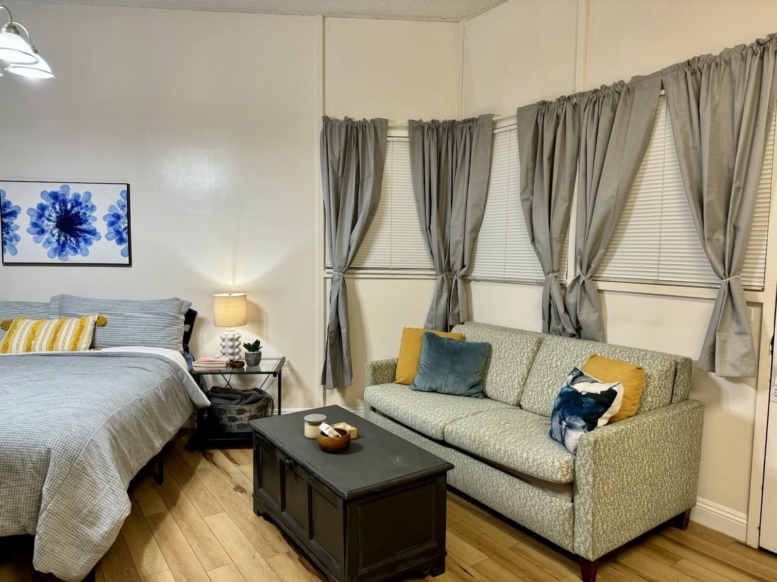 Executive Center Studio with Kitchenette,  secure building   pool,  FREE PARKING