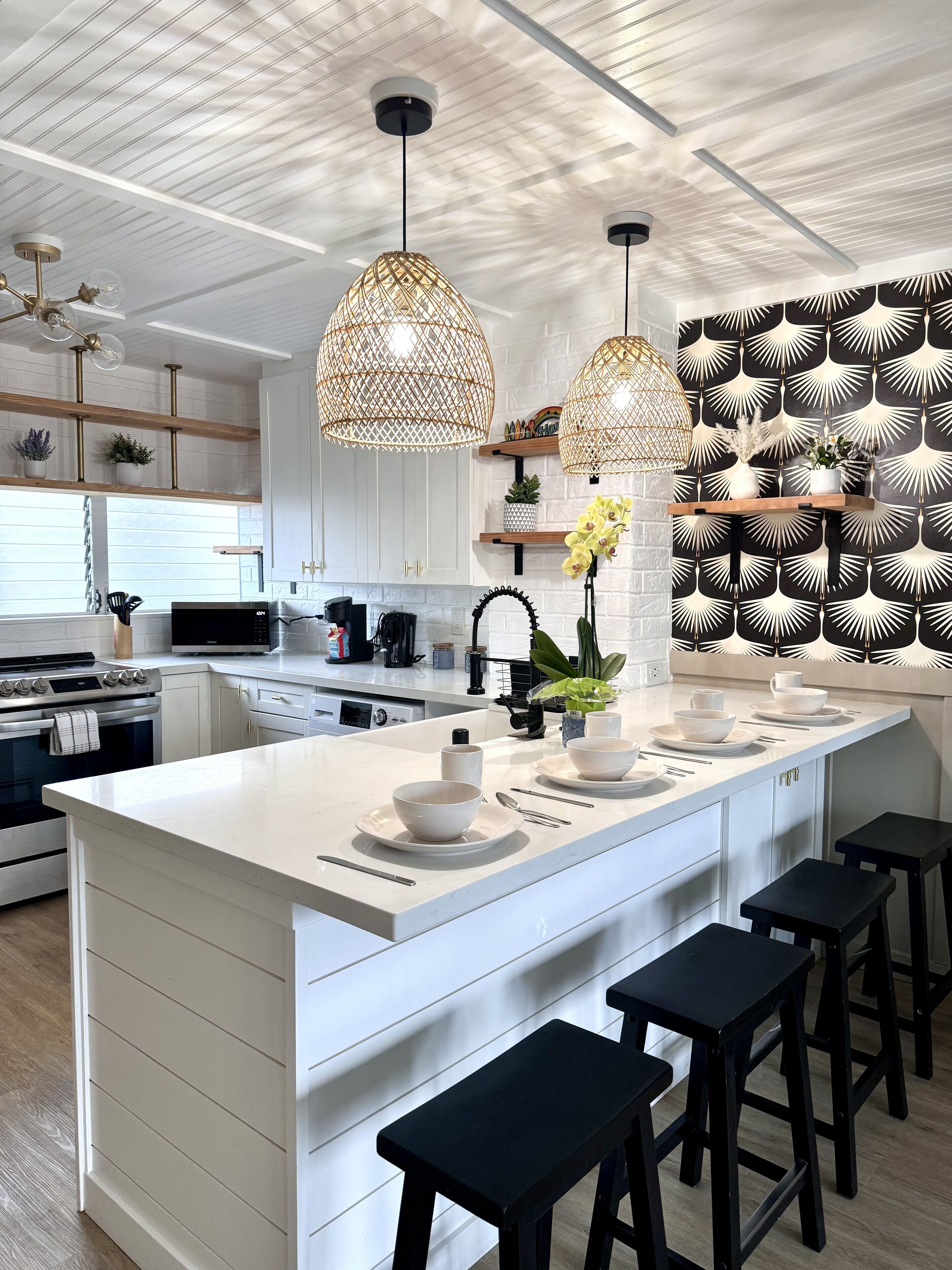 Walk to Beach | 20th FL Canal View | 2 Queen beds