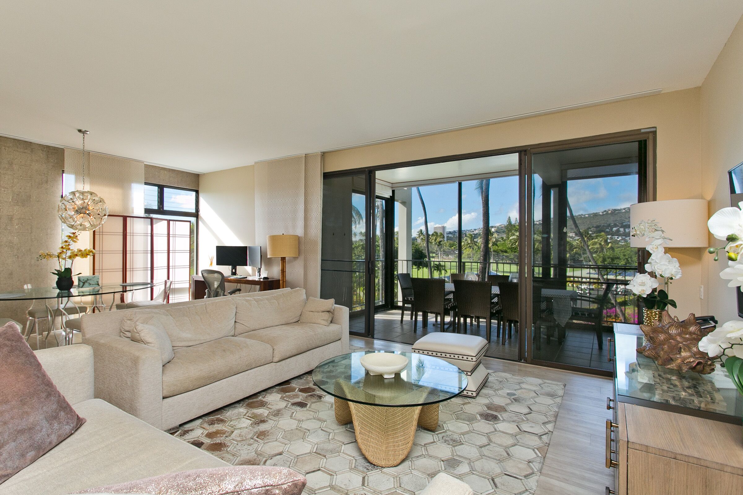 Fabulous, Renovated Large 3BR Condo on Kahala Beach