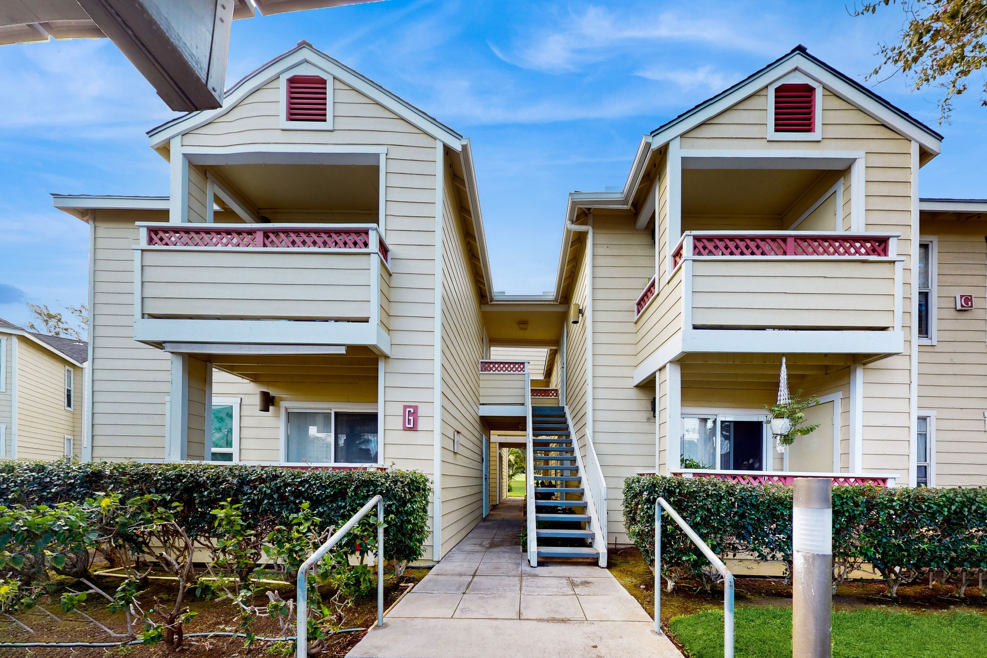 Golf course adjacent condo with heated pool, hot tub, fitness room, tennis