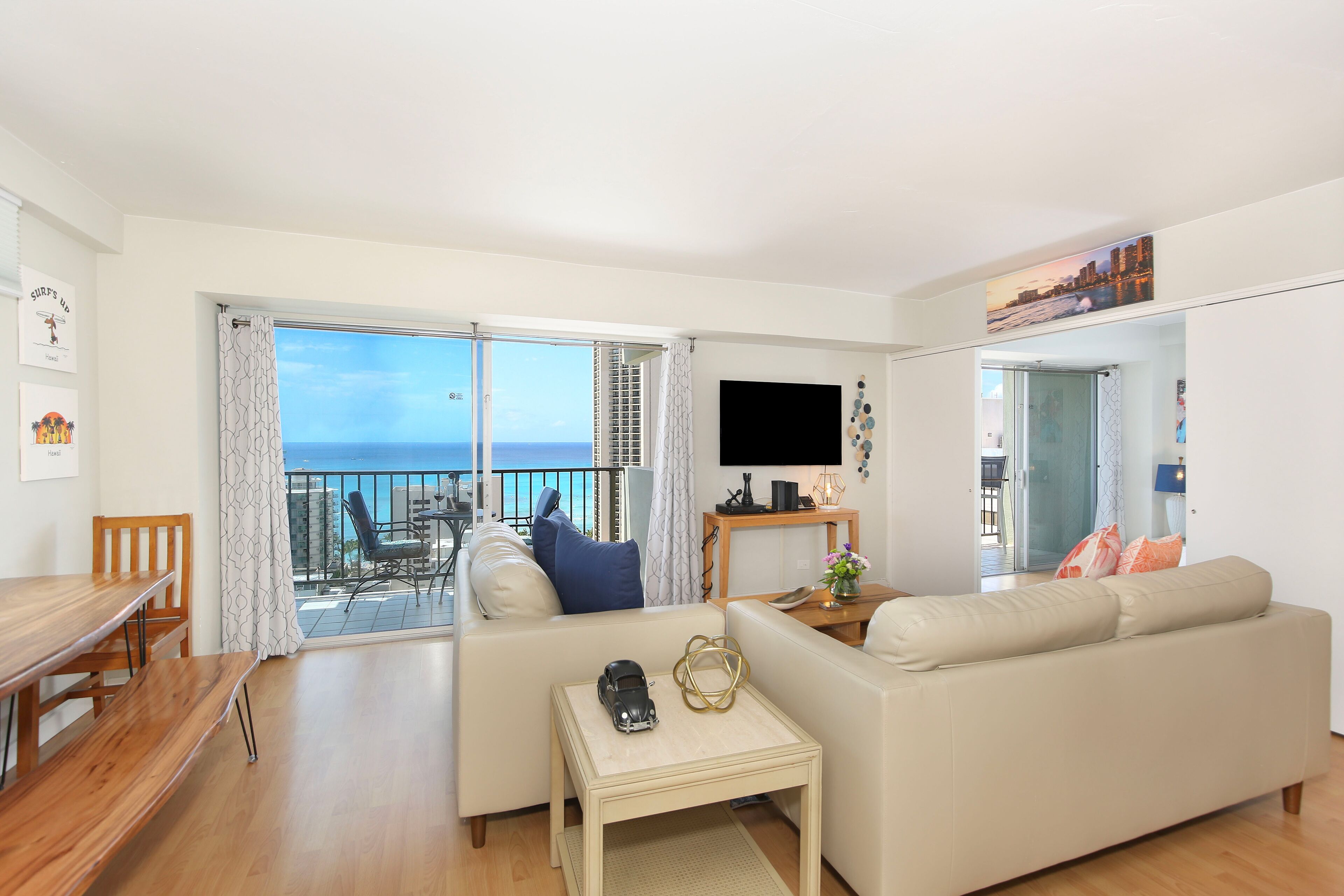 Gorgeous full ocean view! Short walk to beach! FREE Parking & Wi-Fi! Sleeps 6