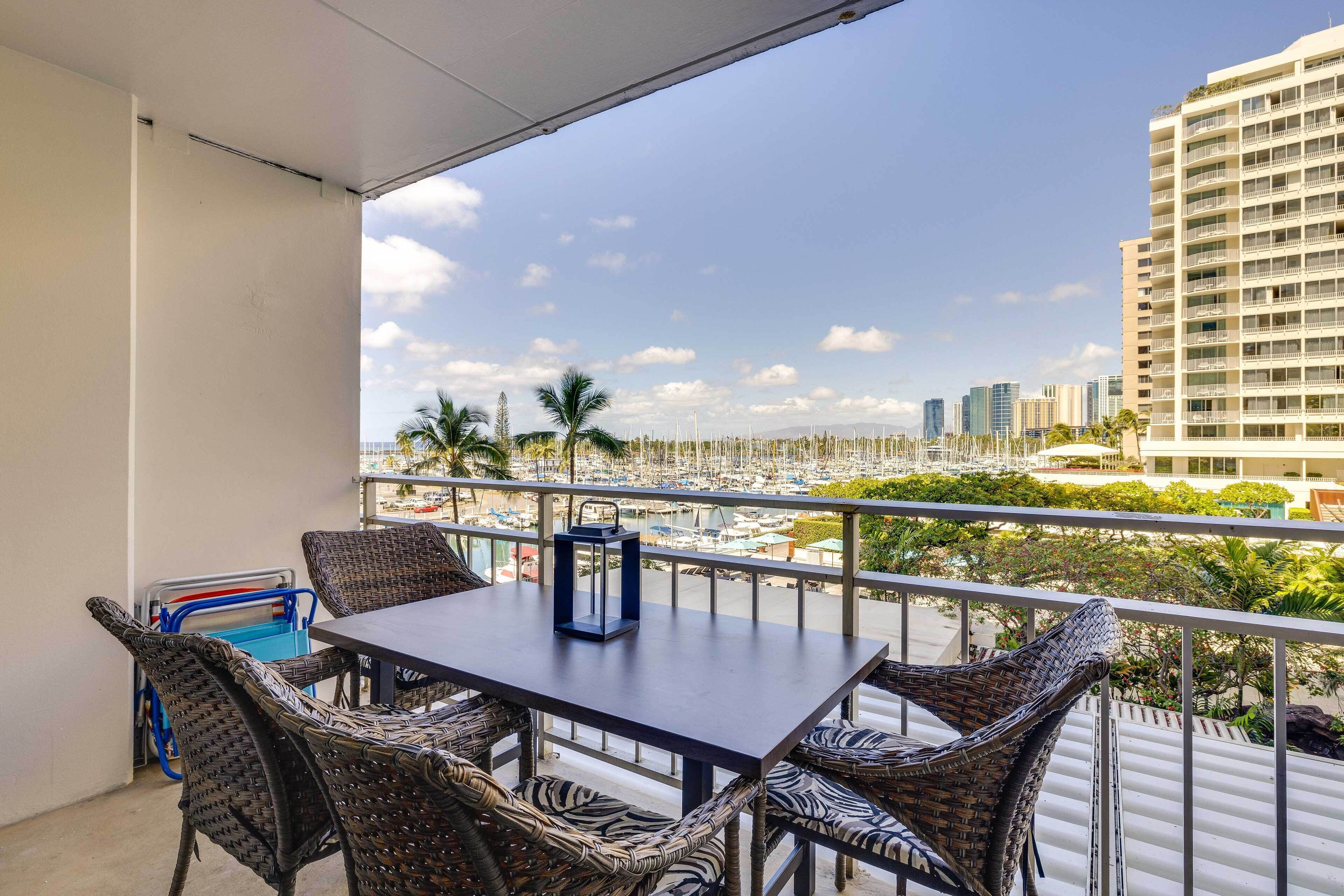 Honolulu Studio w/ Ocean View: Parking Included!