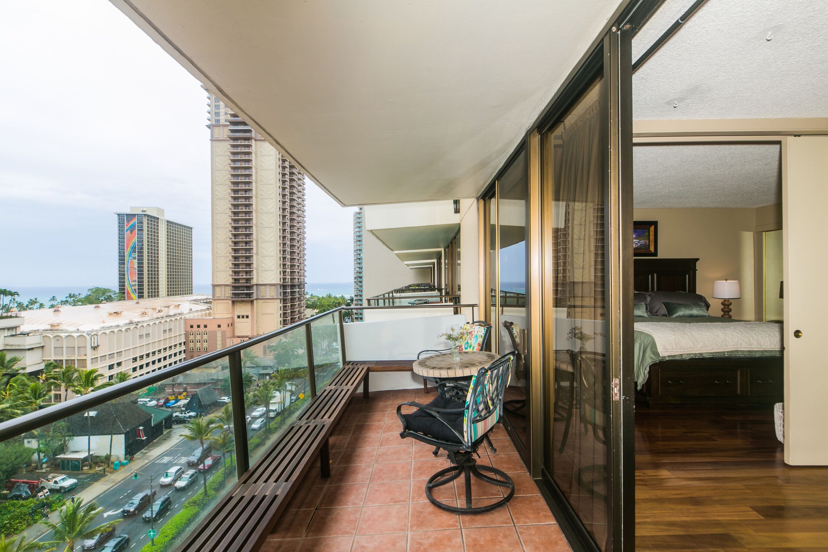 Walking distance to Waikiki beach, Alamoana shopping center and beautiful parks.