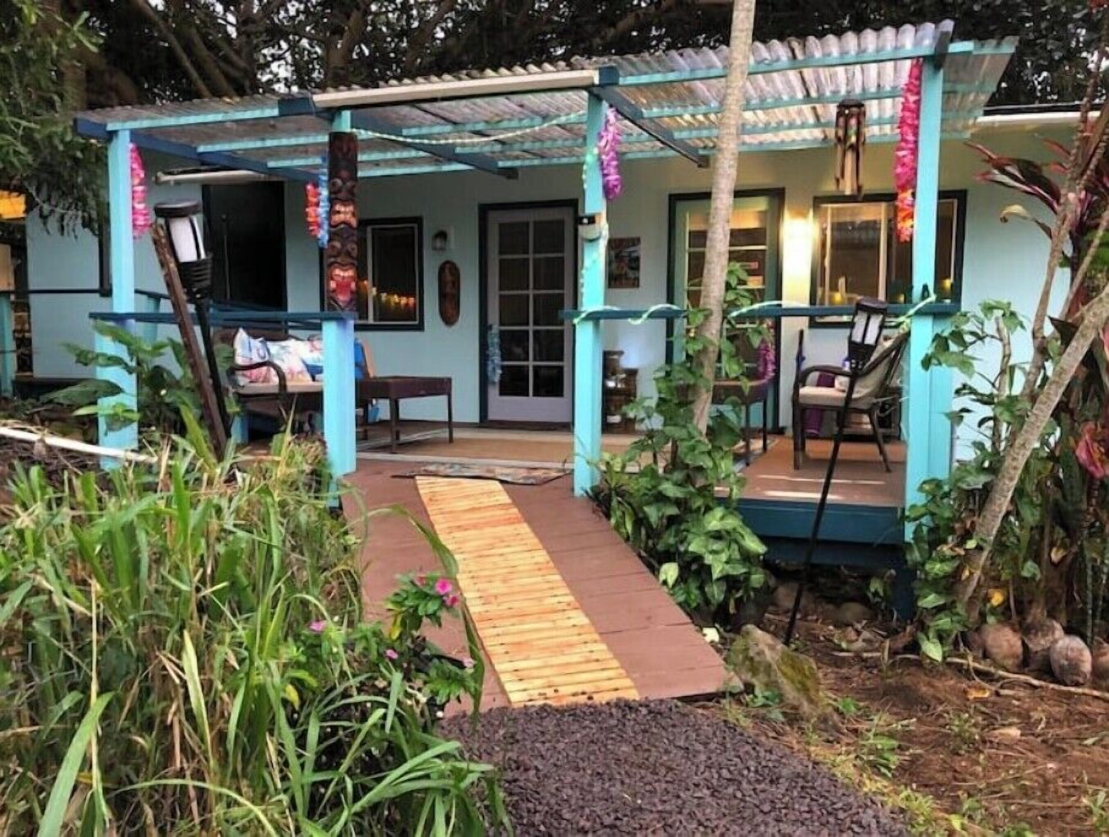 CozyTiki cottage w/ 2 private rooms, outdoor kit/bathn