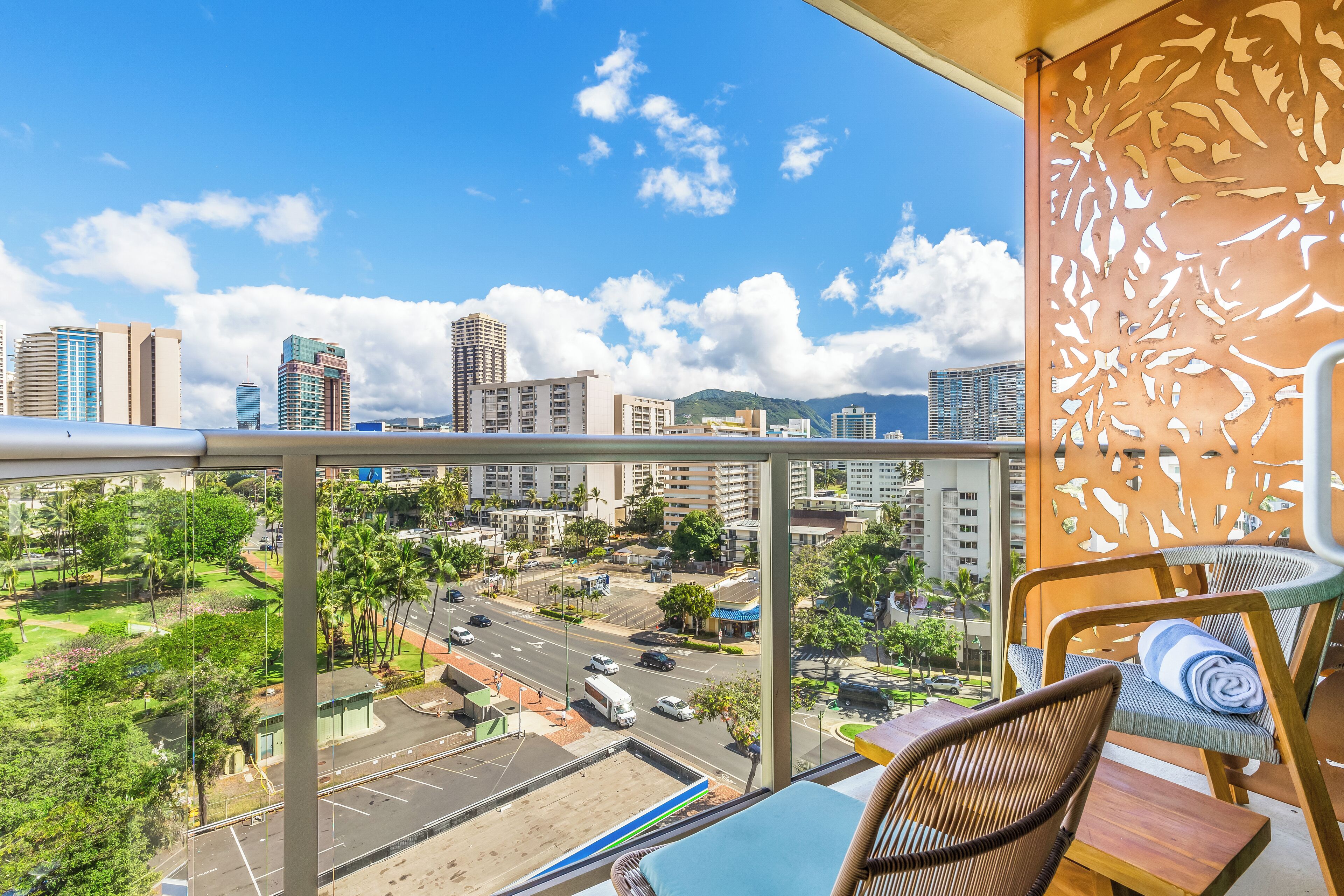 City & Mountain Views Condo at Luana Waikiki Hotel Short Walk to the Beach