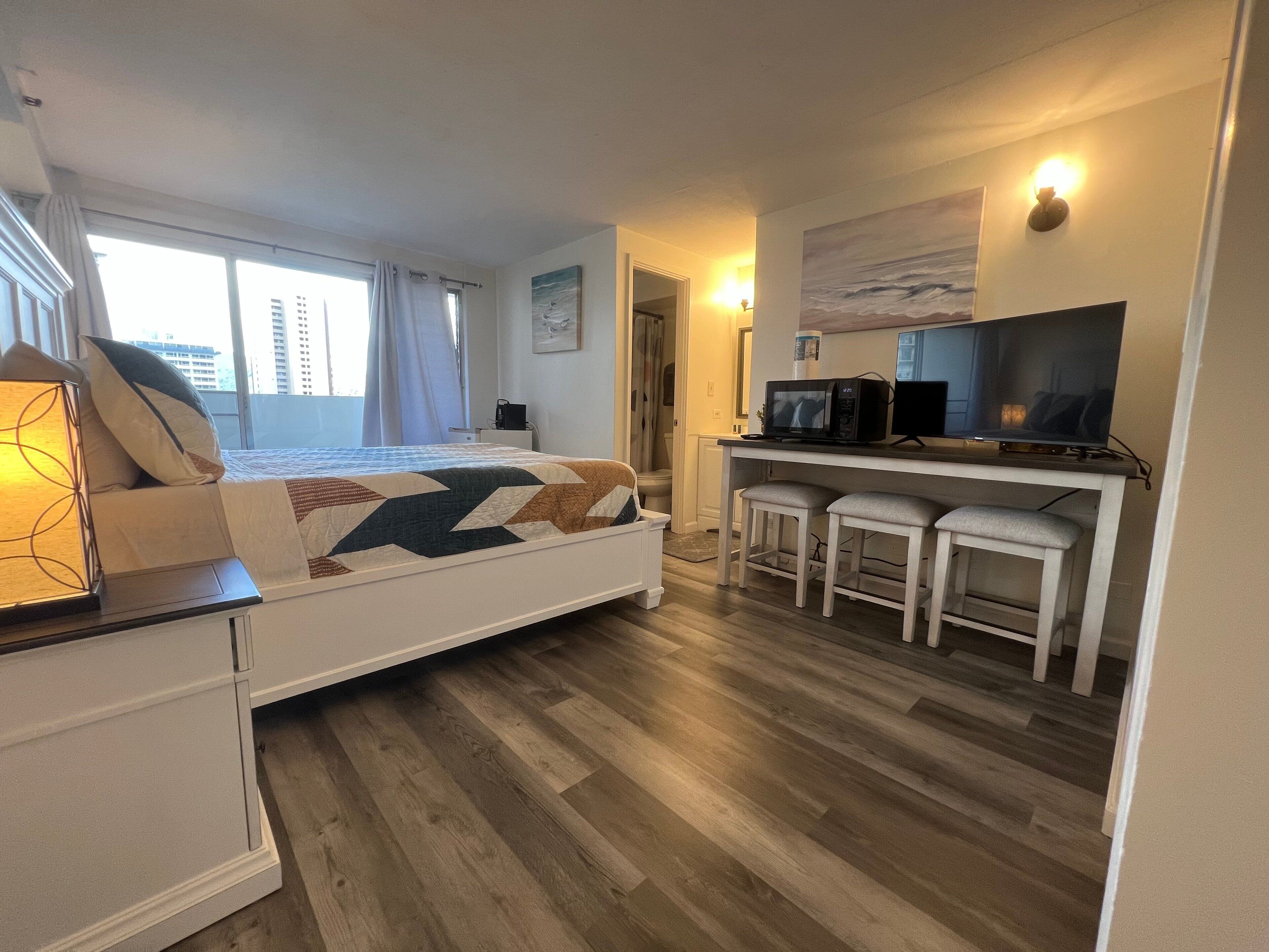 Amazing Location!!! 5 min walk to Waikiki beach