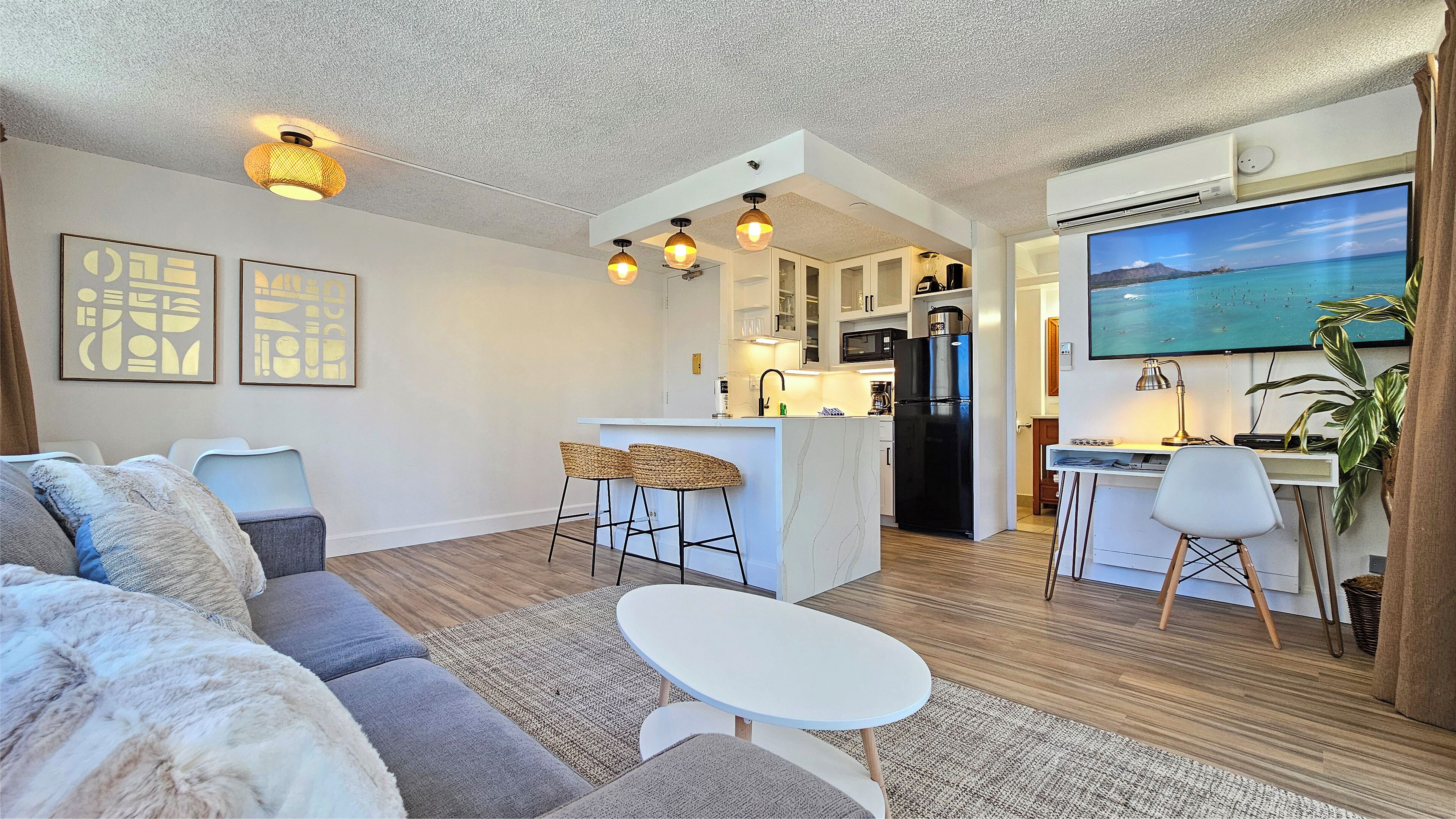 The Pineapple Place, A gorgeous 9th floor Waikiki Apartment + Pool & Spa