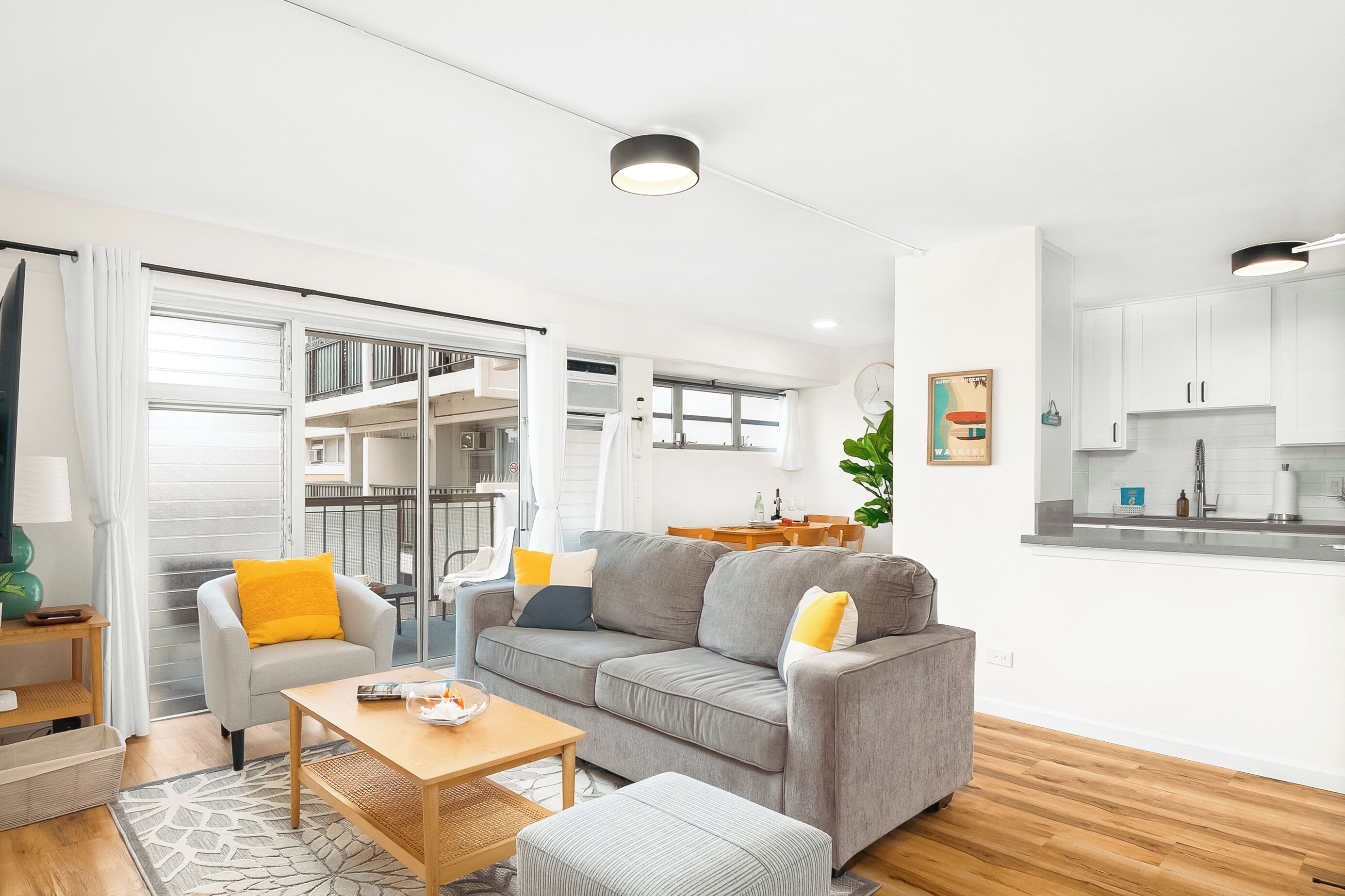 2BR/2BA Close to Waikiki Beach with Free Parking!