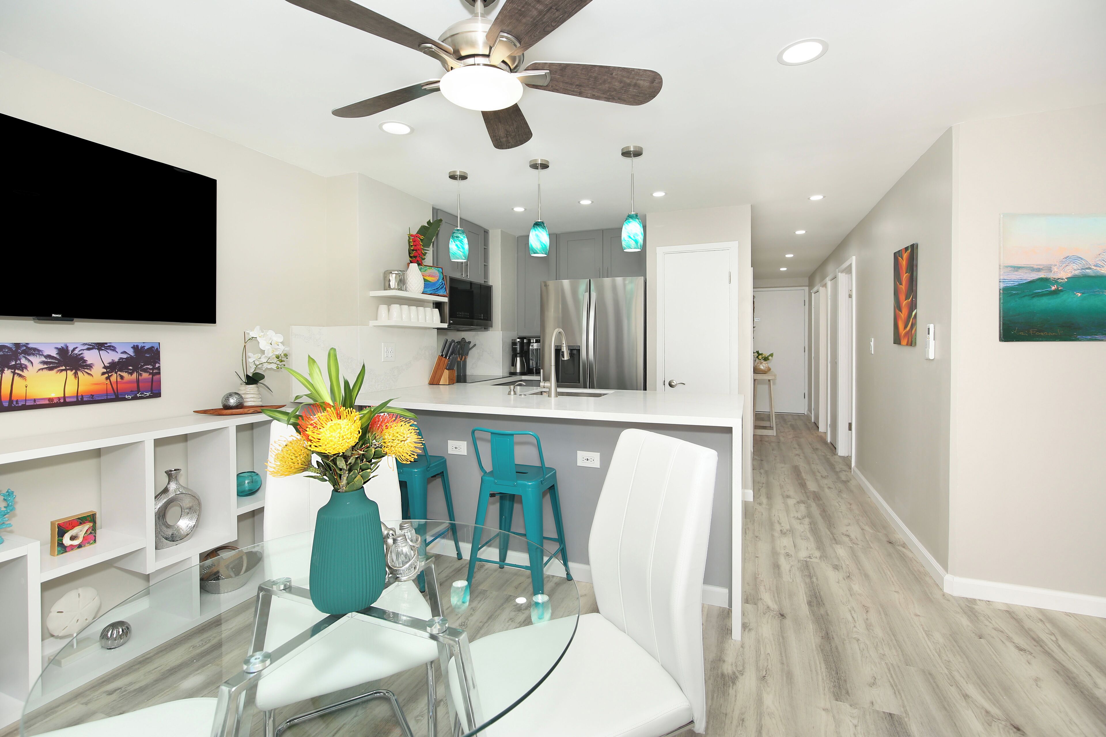 Gorgeous renovated corner unit just 1 block to Waikiki Beach!