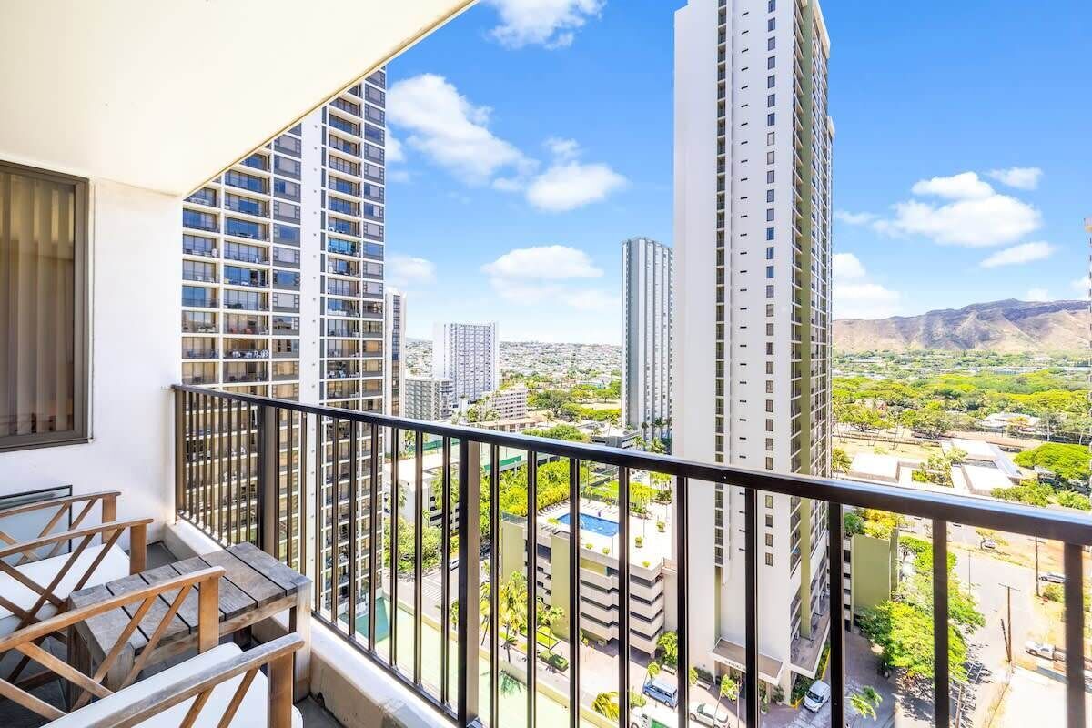 Waikiki Banyan T1-19th Fl / King Size Bed