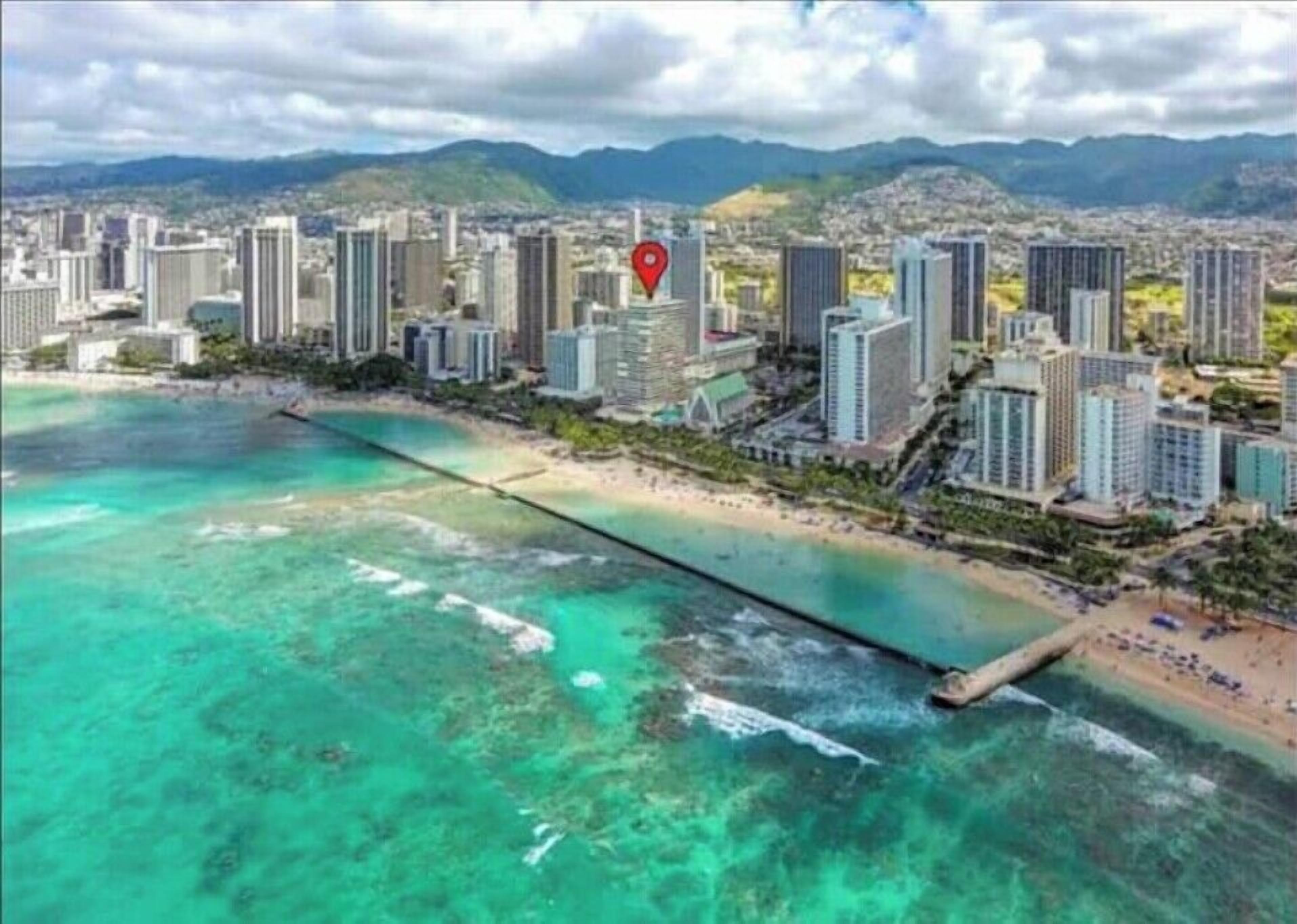 King Bed Luxury Beach Studio Heart of Waikiki