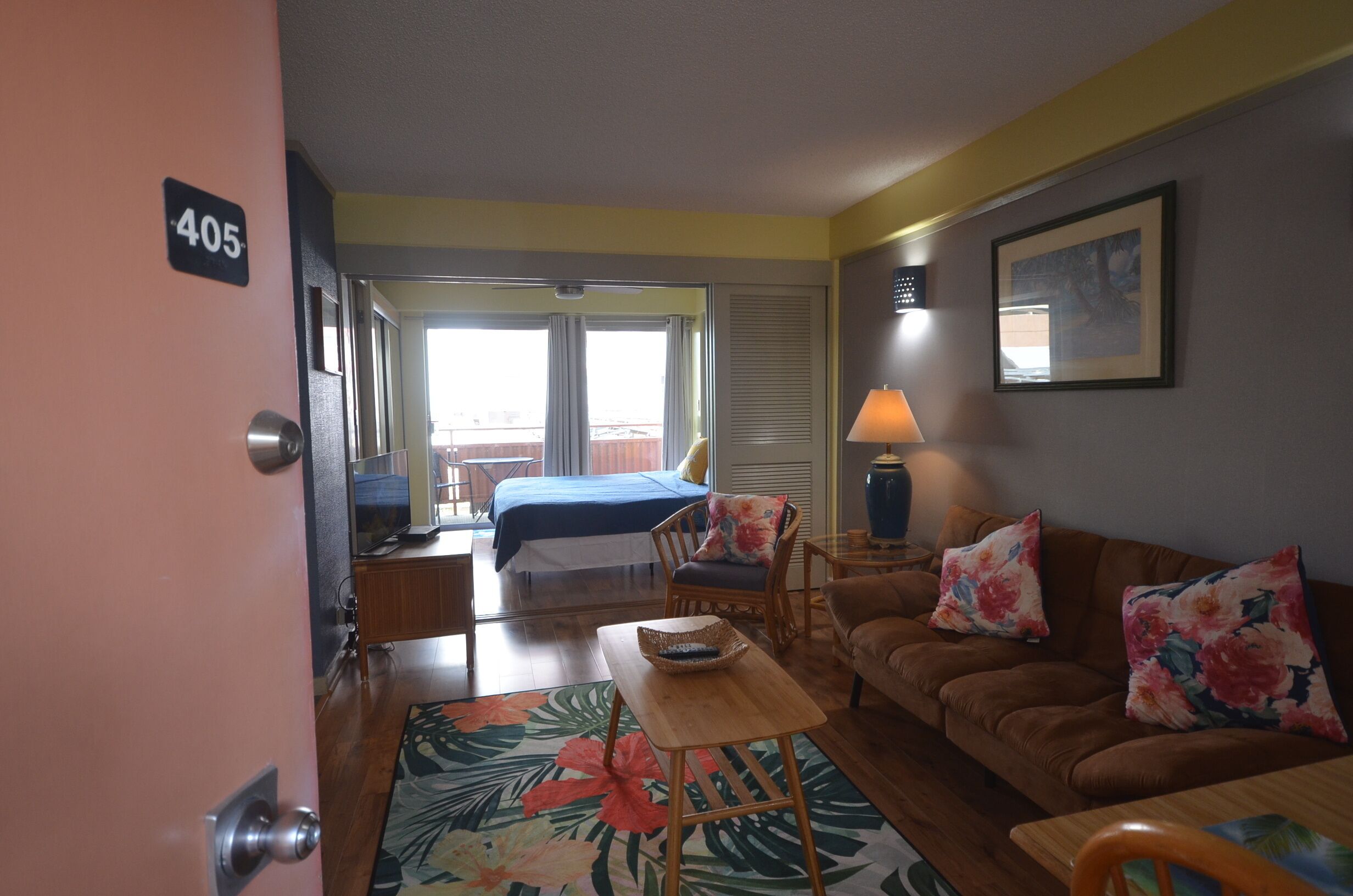 Hawaiian King 405 1-Bedroom, King Bed and Sleeper Sofa, Pool and BBQ Grill