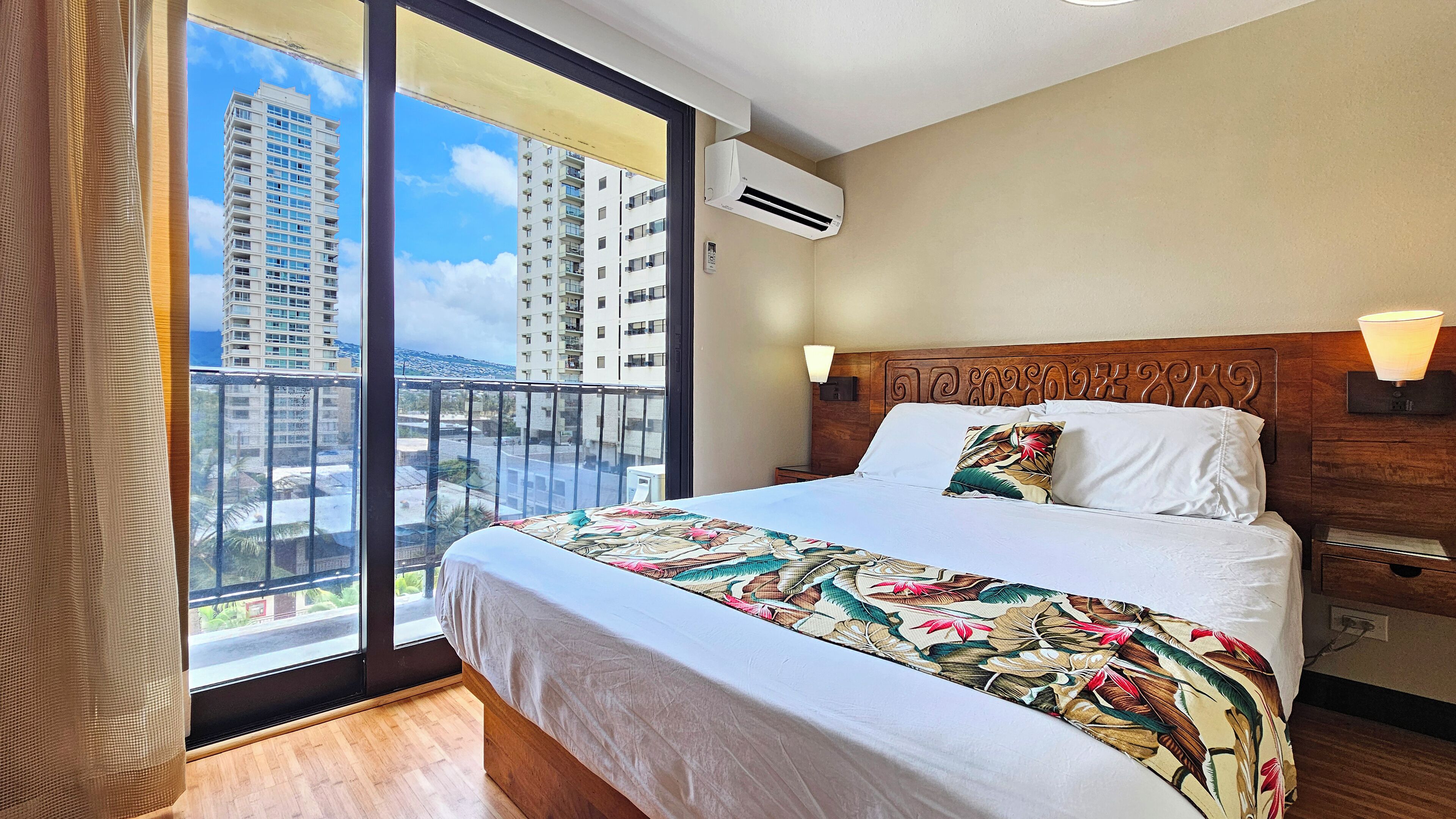 BMB 804 Modern Waikiki 1 Bedroom,  2 mins to Beach