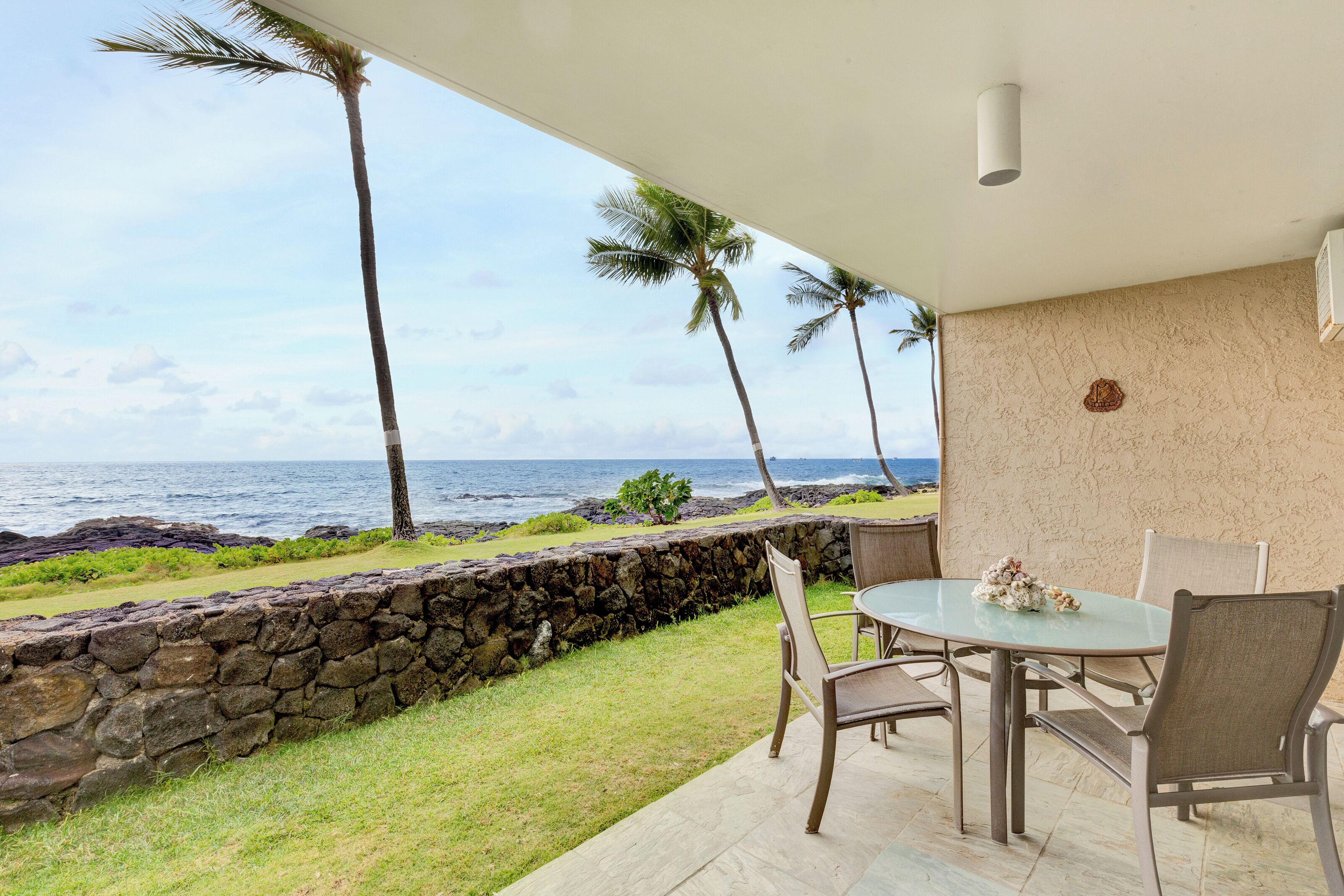 Ground Floor Oceanfront 1 Bedroom - Kona Reef D01
