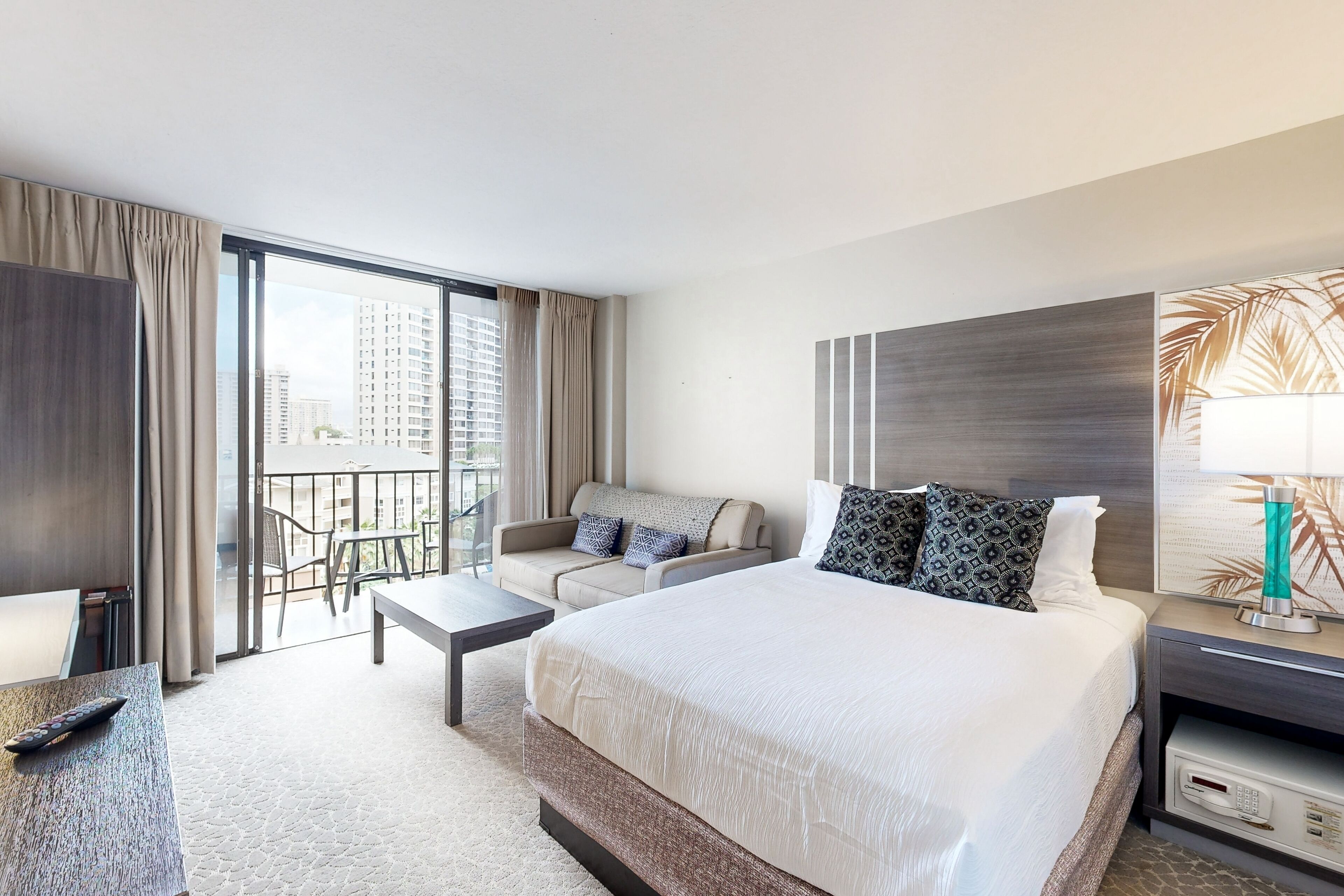 Stylish studio with private balcony & WIFI - steps to Waikiki beaches