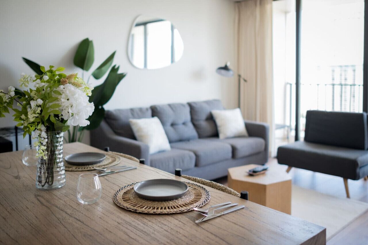 Fresh 1 Bedroom with Parking at Waikiki Banyan !!