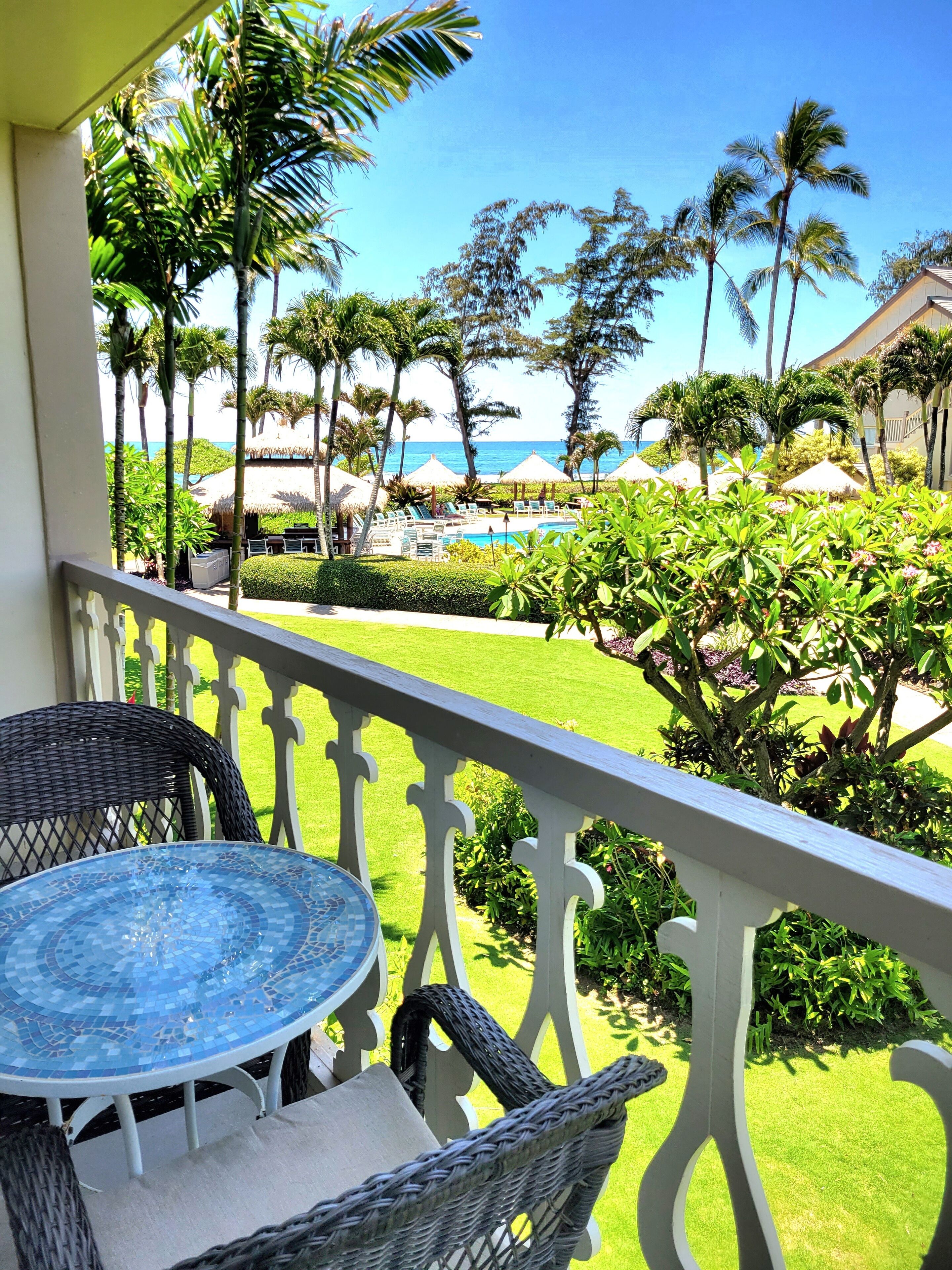 Ocean front studio condo w/views of pool, ocean & Sleeping Giant Mountainn