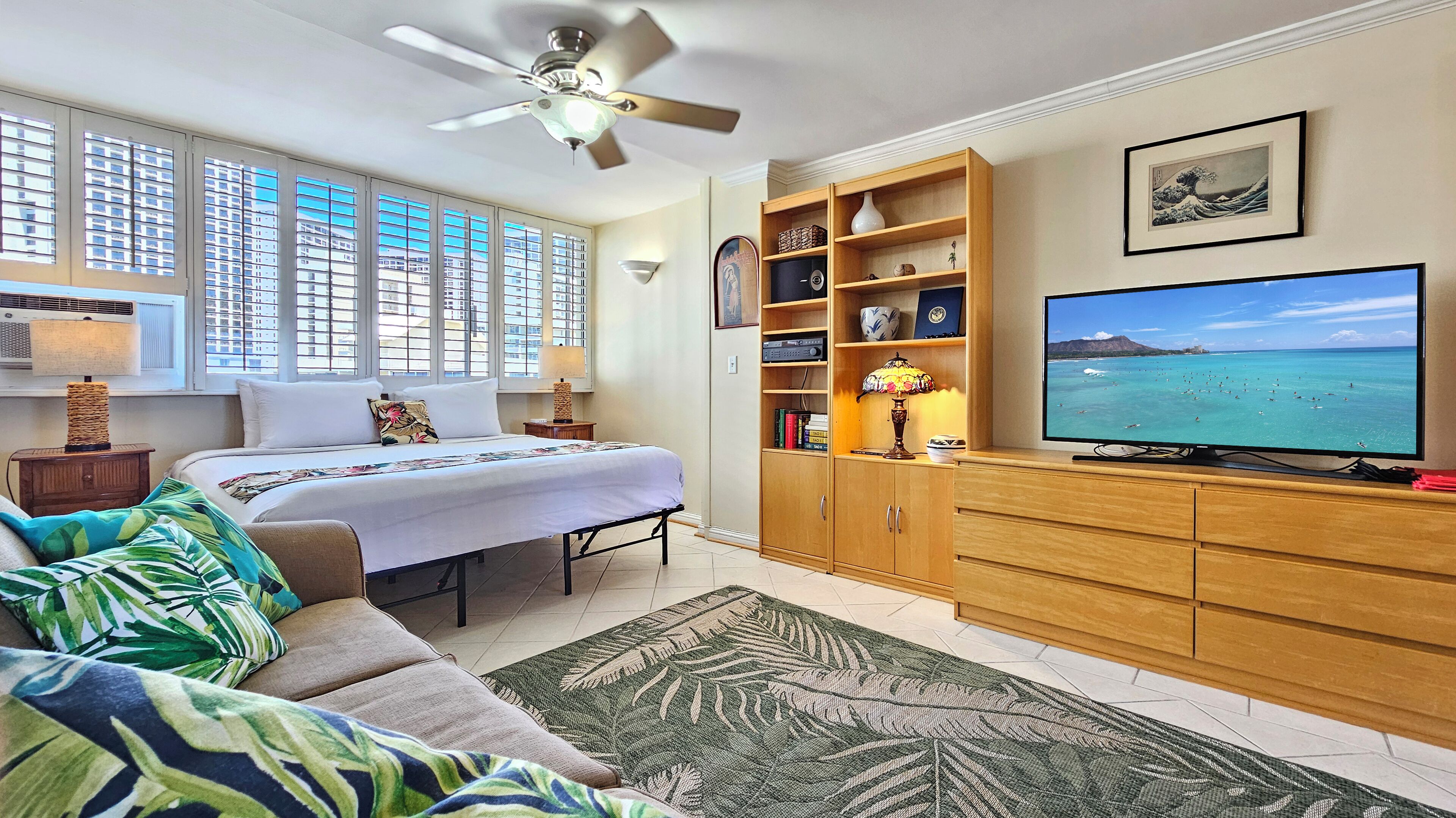 Waikiki Grand 1005 - The Best location in Waikiki!