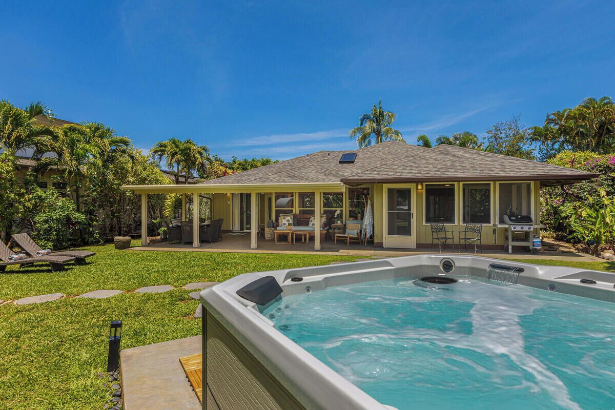 Relaxation Bungalow with Hot tub, Sauna, Lush Garden, and Pristine Island Living