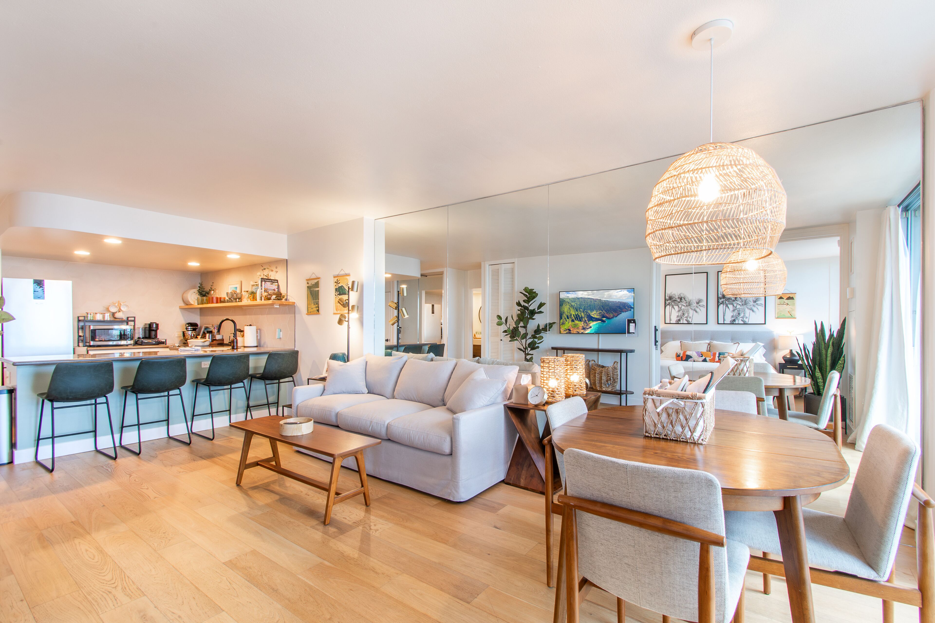 Coastal Chic Condo with Ocean View & Full Kitchen