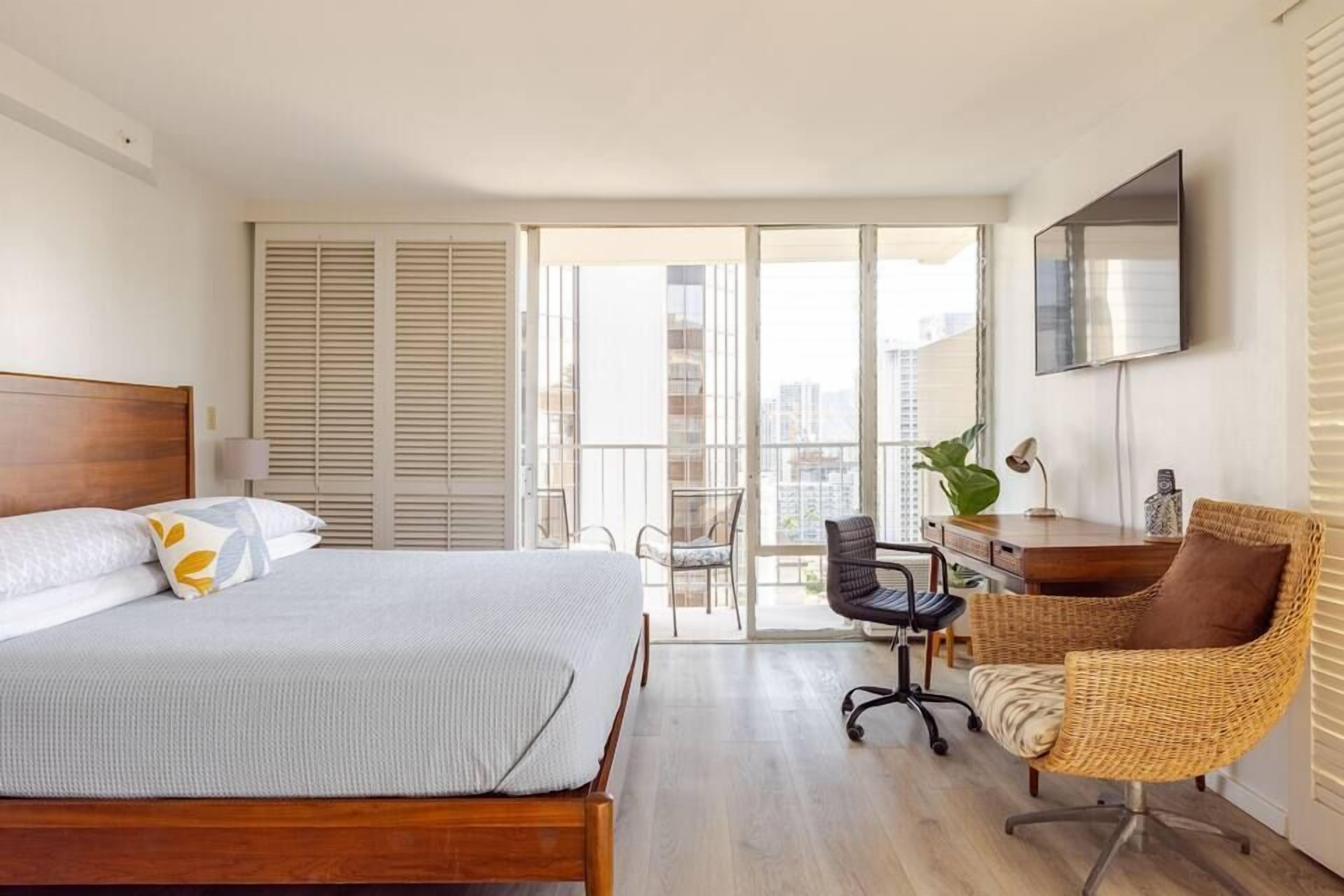 Dazzling Waikiki Studio+KIng Bed
