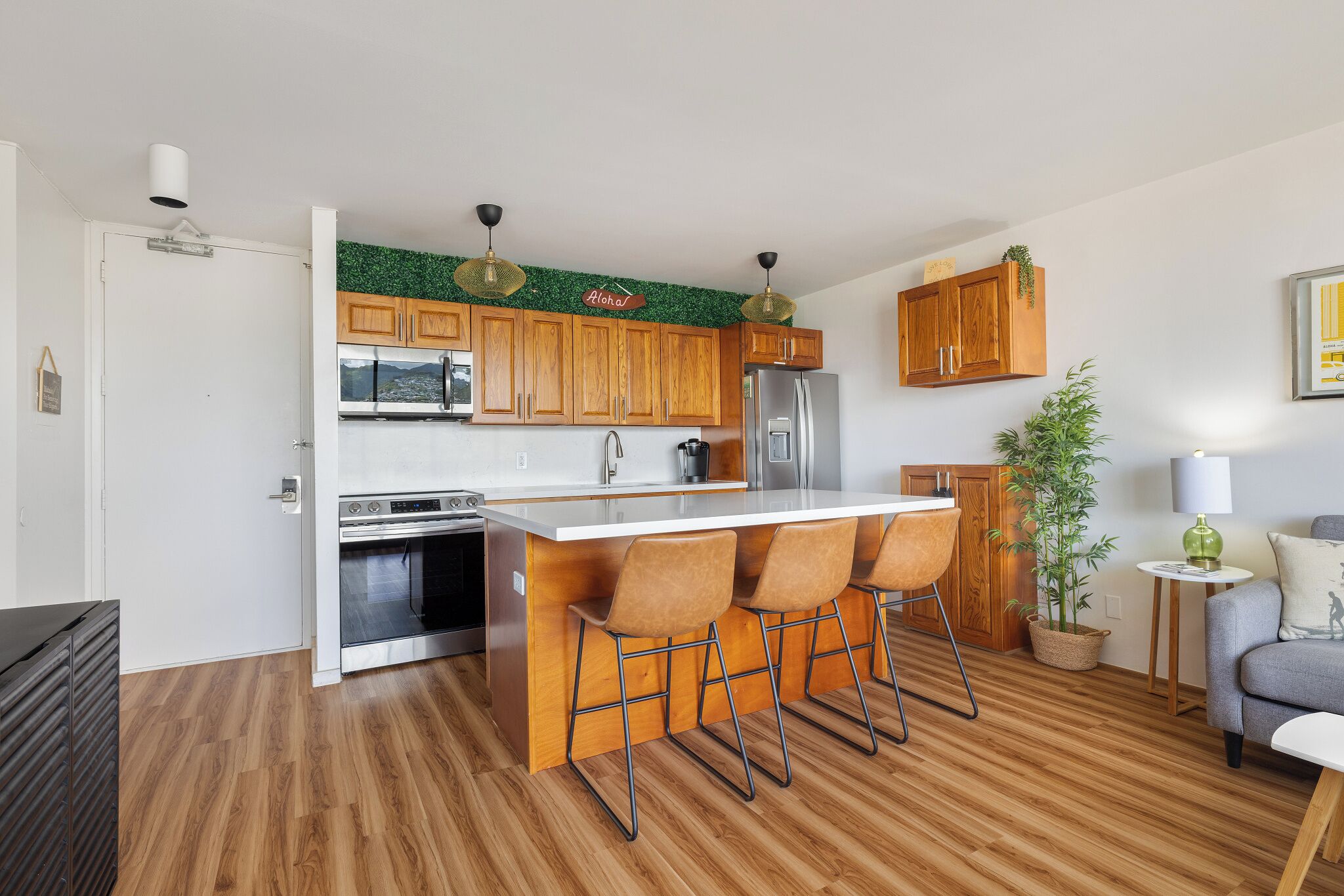 1 Bedroom with King Bed.  Modern, elegant decor.  High Floor, great mountain view.  Close to beach, restaurants, shops, nightlife.