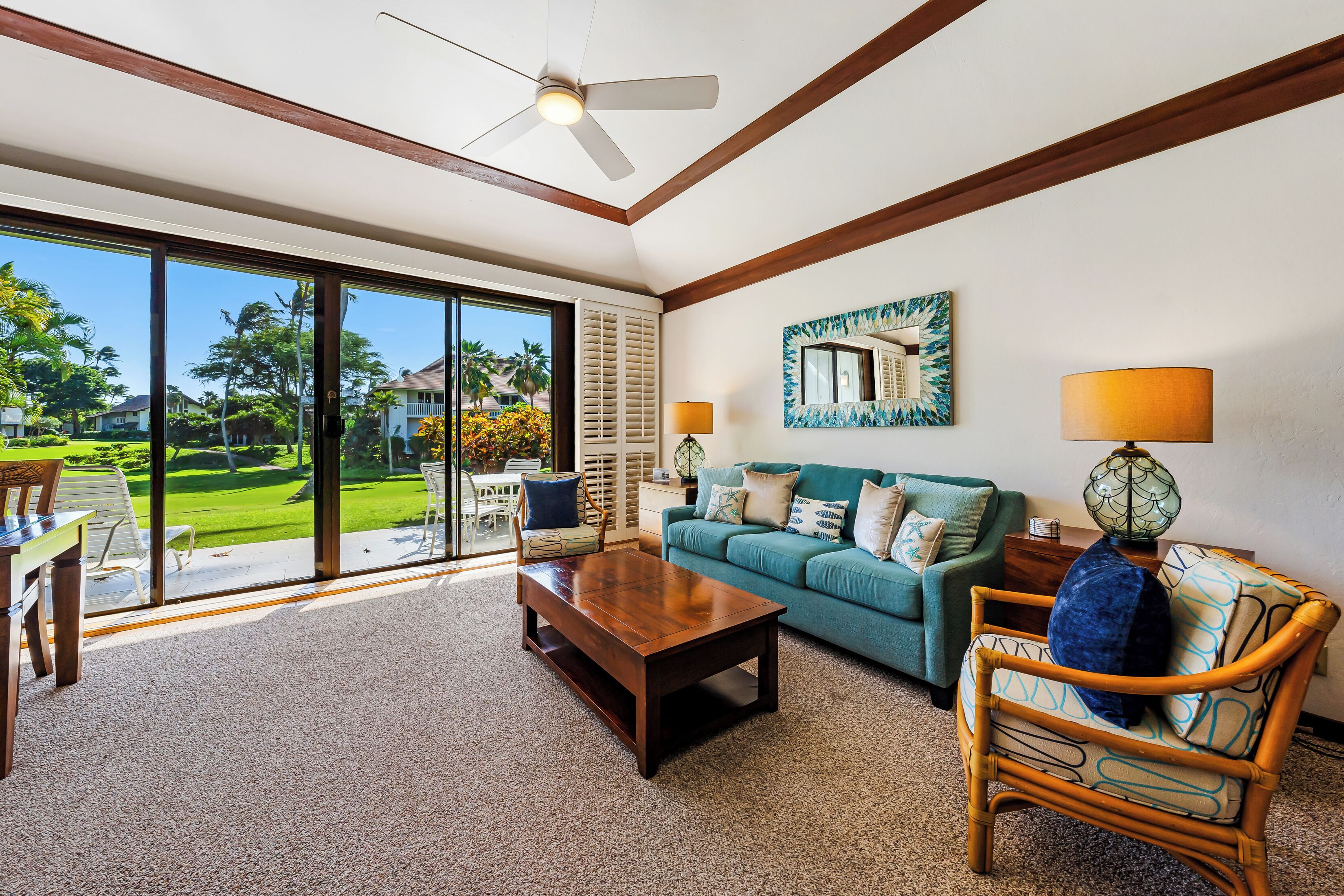 Gourmet KitchenโขHot TubโขPoolโขKing BedโขGround FloorโขNetflix