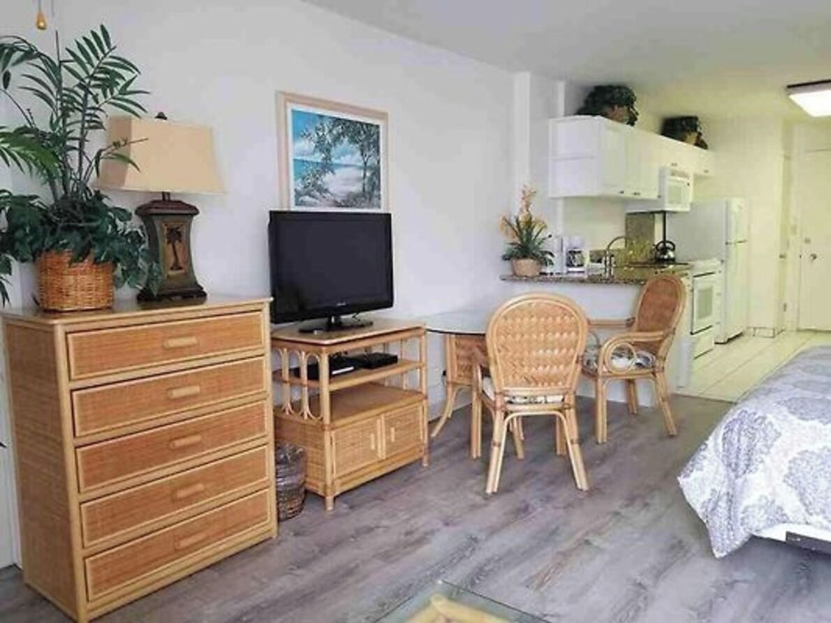 Waikiki Beach Studio Condo..Minutes to Beaches!nGreat Value.