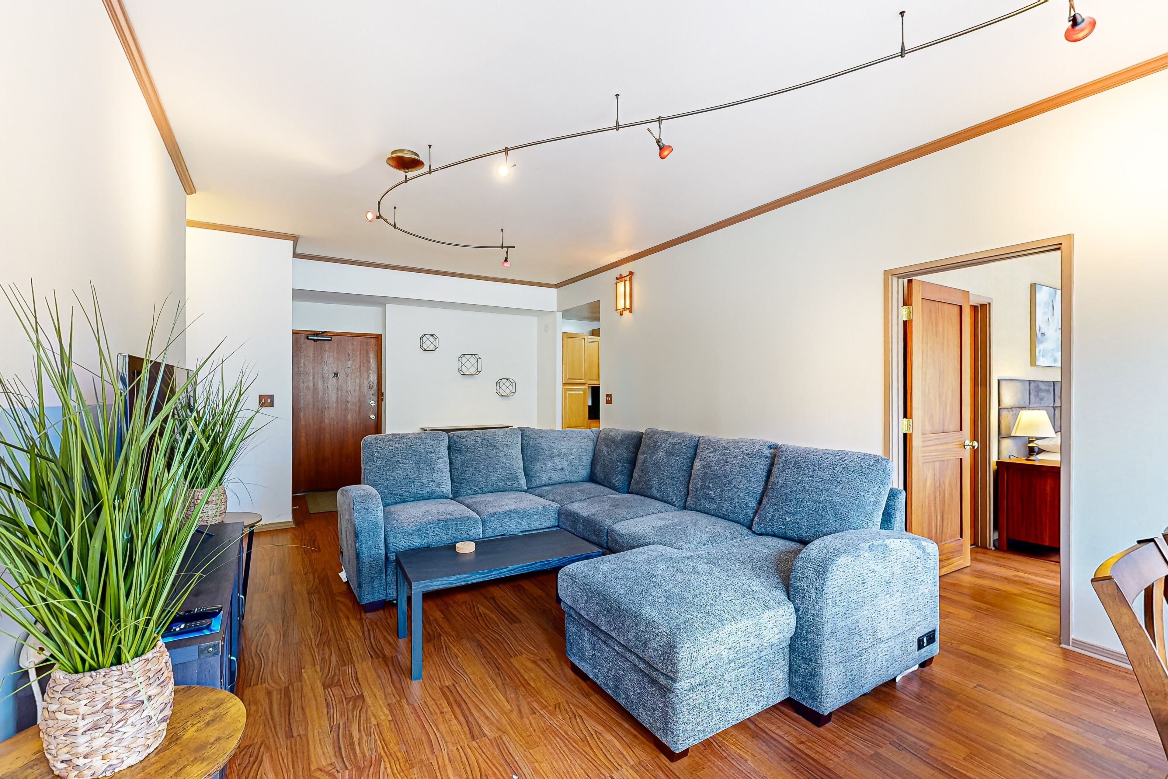 Beautiful Waikiki condo with a large private lanai & conveniently located