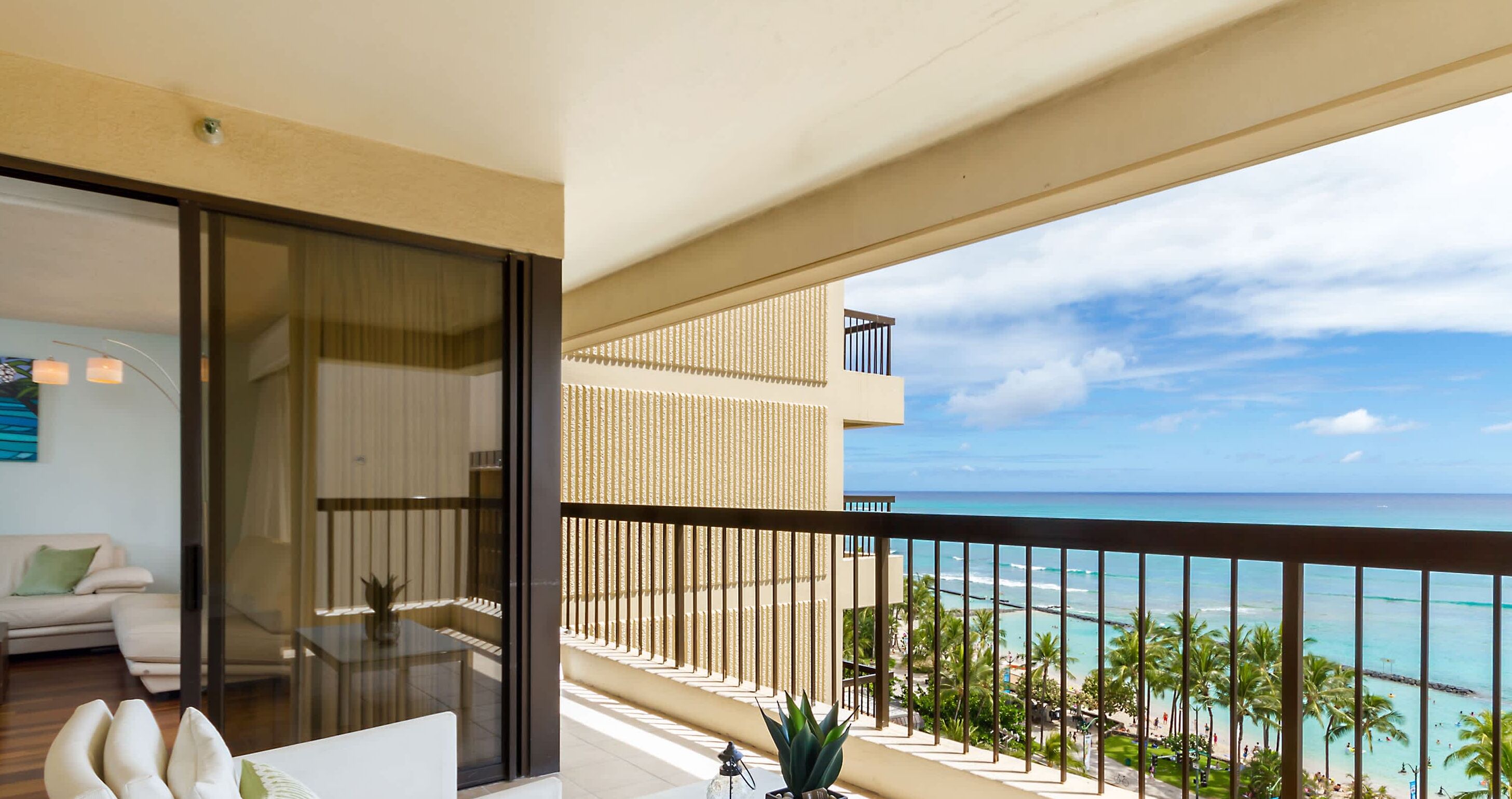 *Turquoise Ocean Views!* | Walk to Waikiki