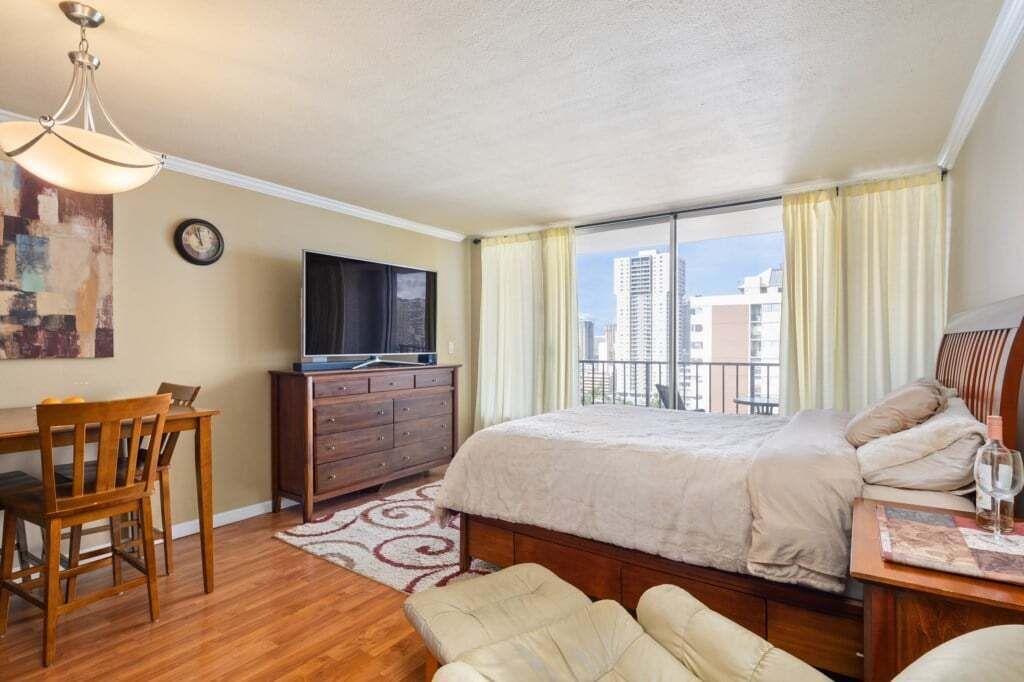30 Day Rental in Waikiki with Parking!