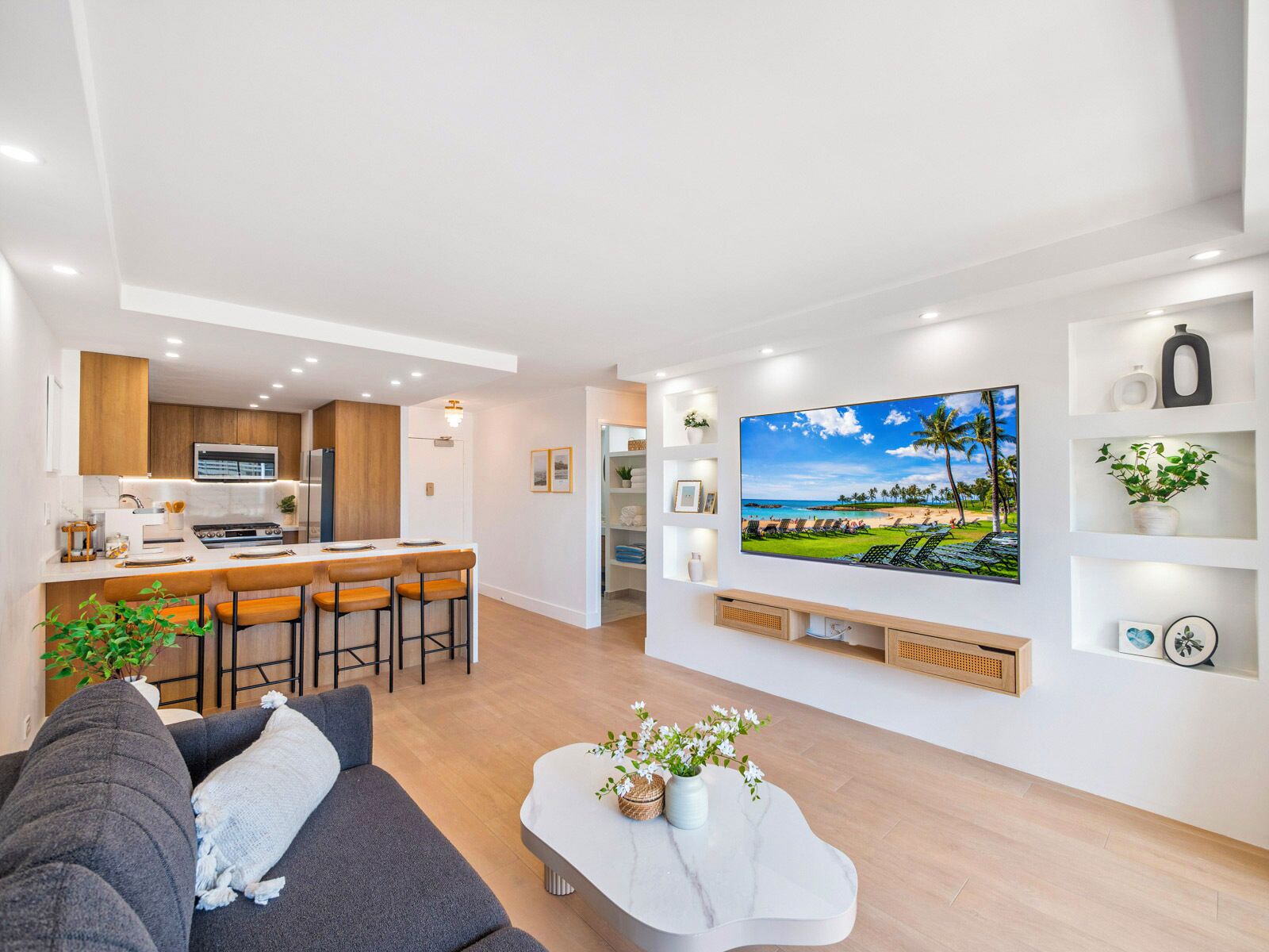 2 BDRM w/ 4 Beds + 2 Bath + Parking + Partial Ocean View, 2 mins walk to Beach