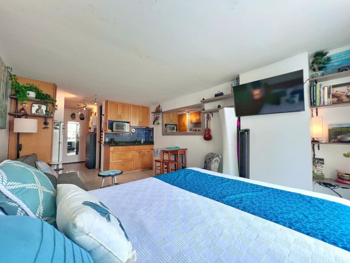 Hidden Oasis: Studio 1 block from the beach /w pkg