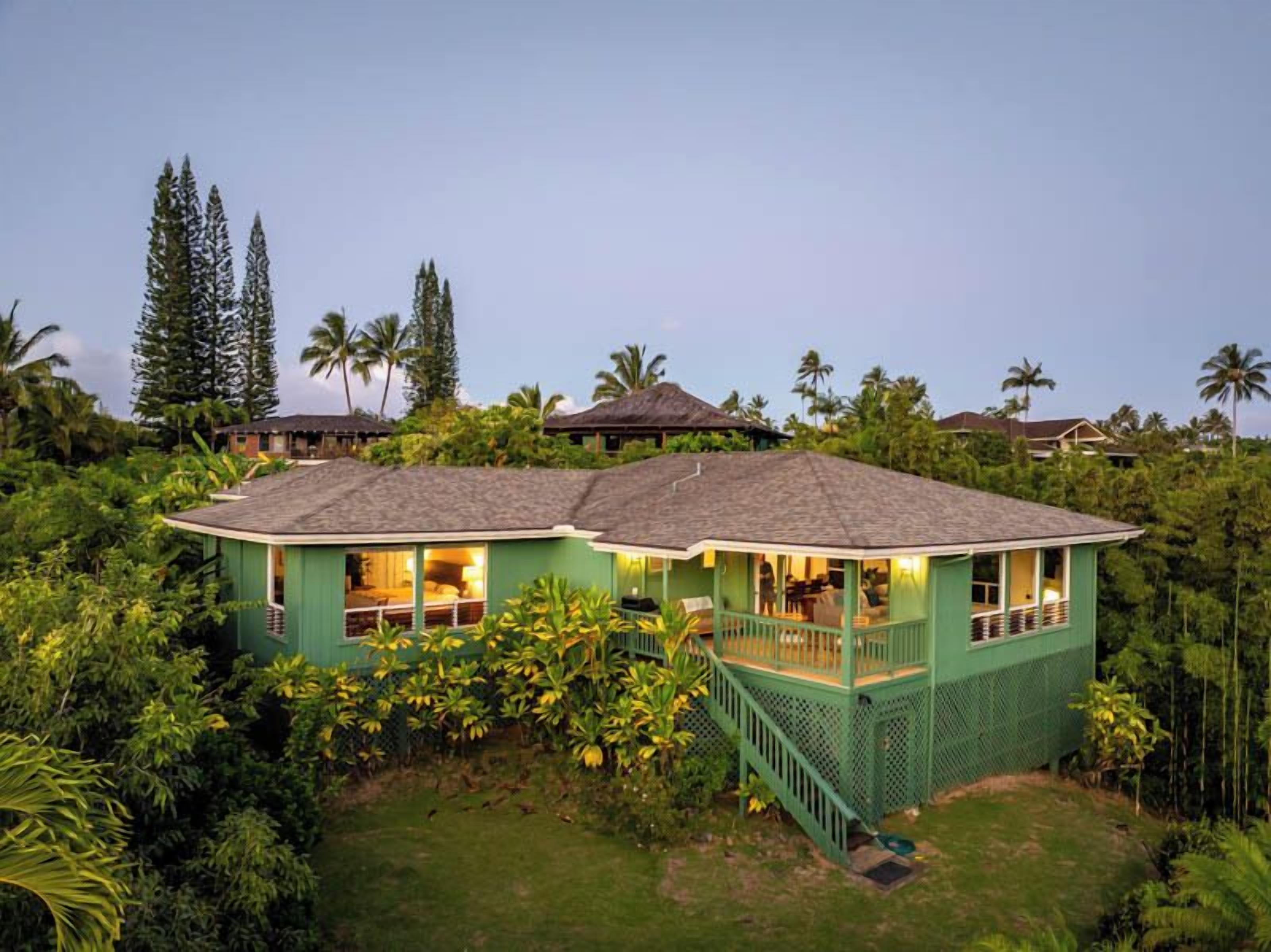 Hale Hihimanu - newly renovated house and guest cottage with AC