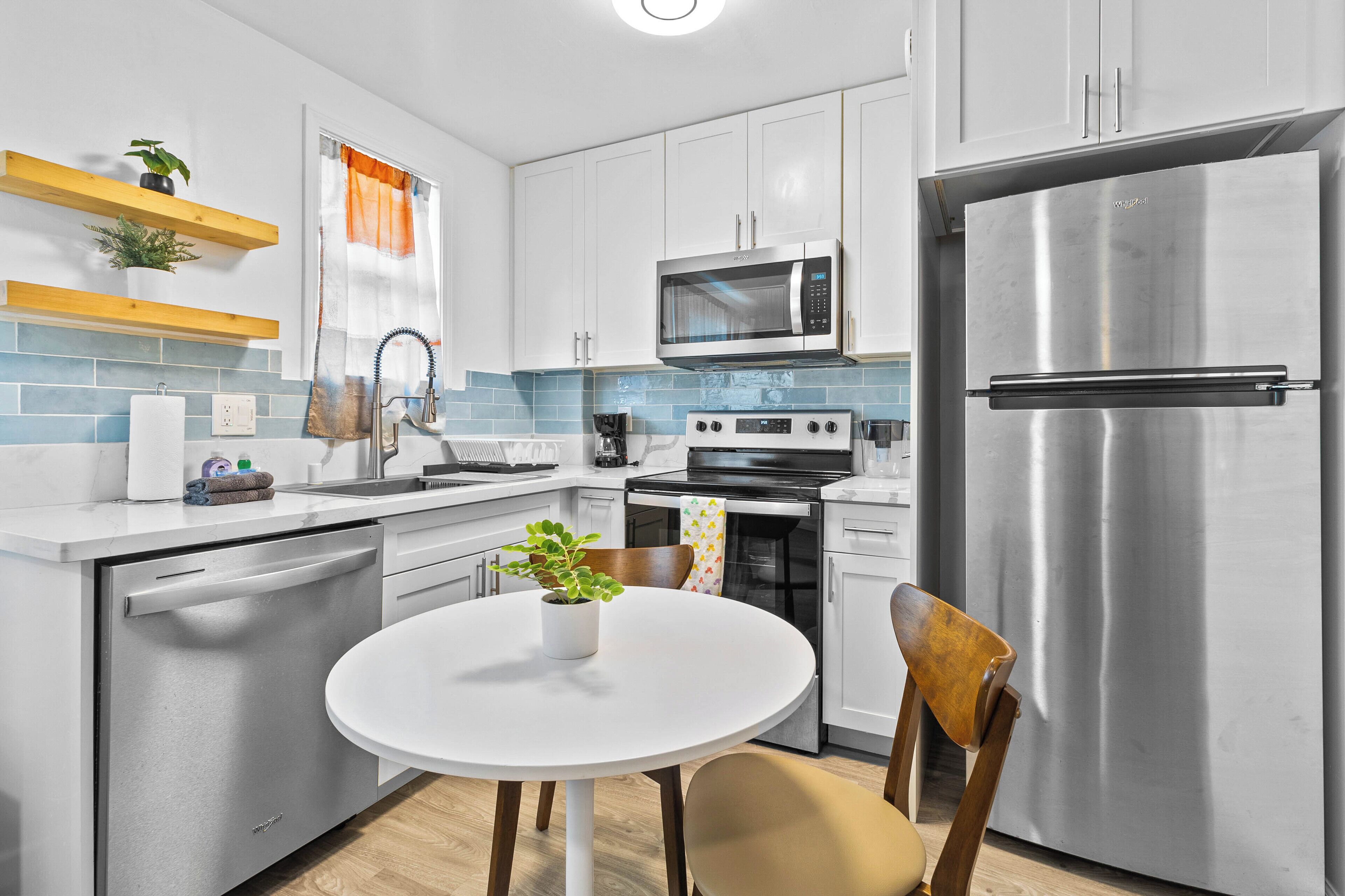 Blissful Honolulu Oasis: Renovated & Modern w/ AC