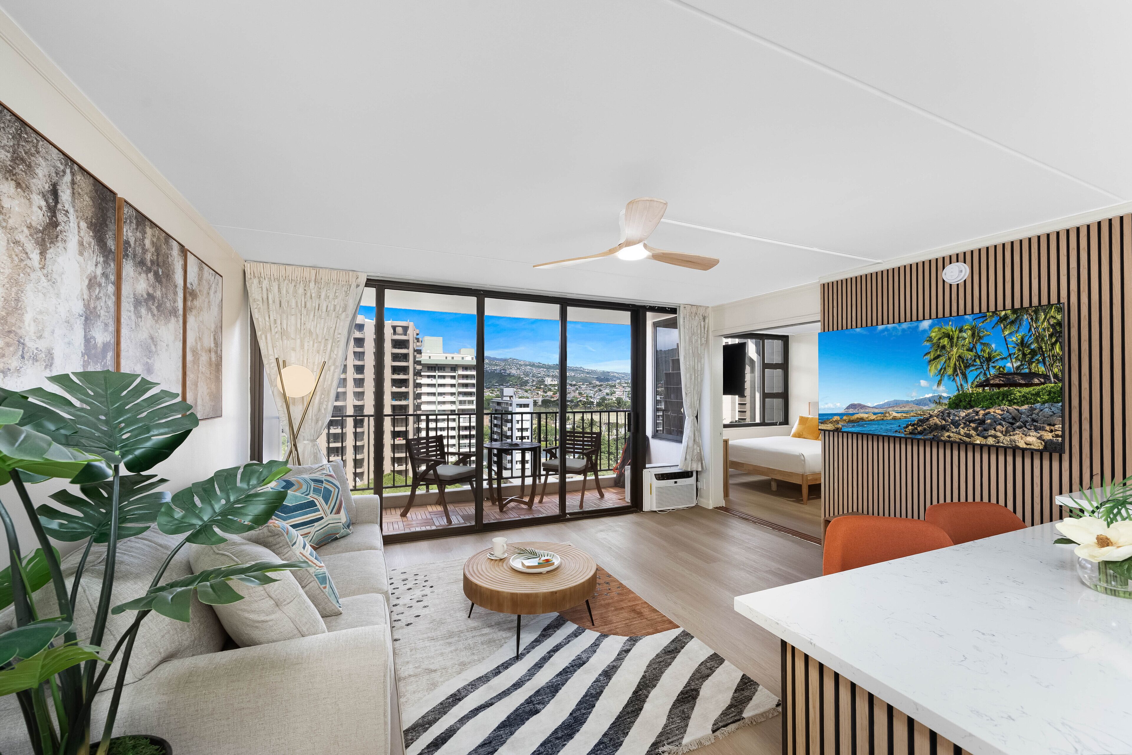 1BR Mountain View w/ Balcony, Pool & Free Parking