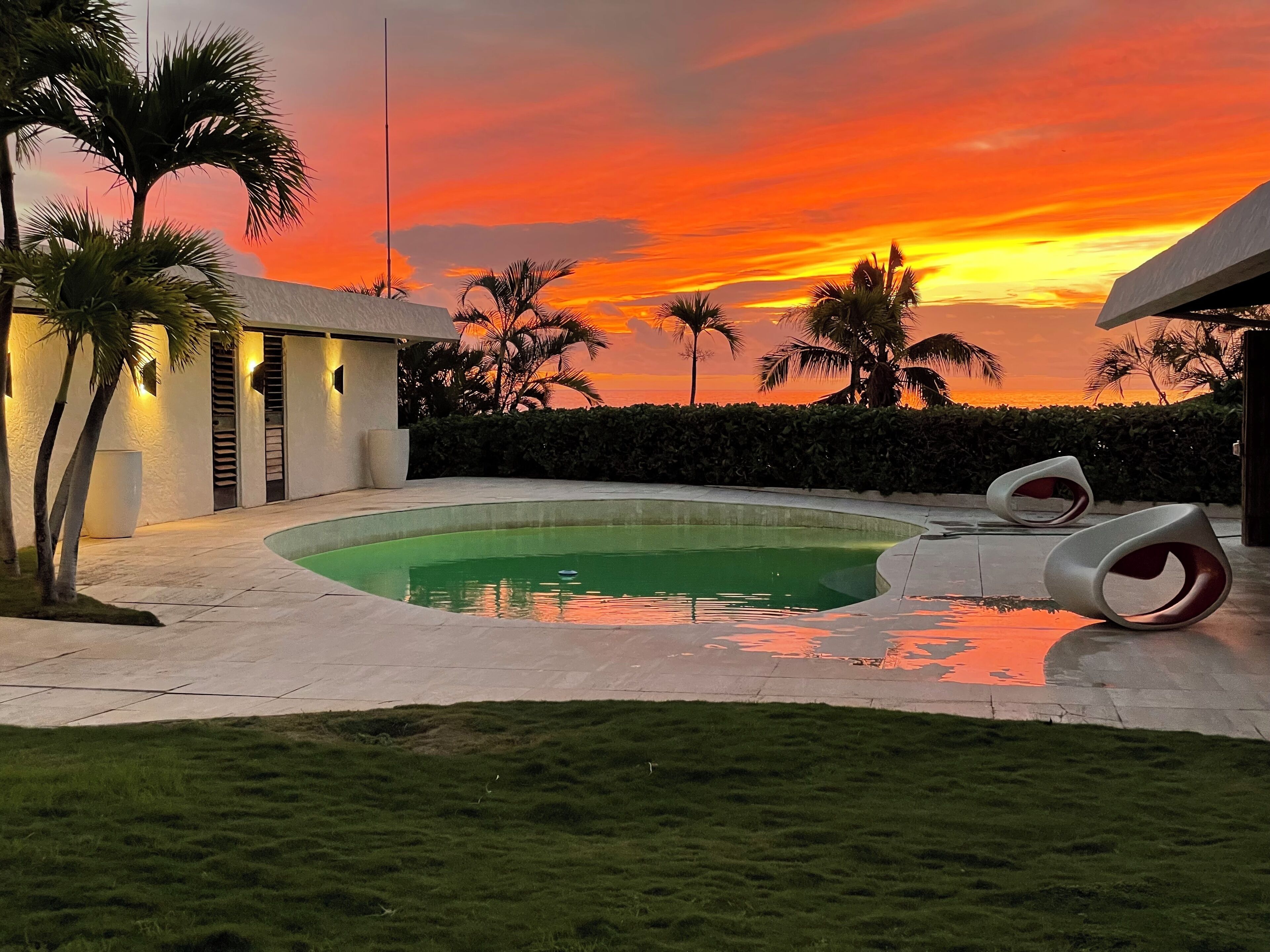 Glam Mid Century Modern 4-bedroom oceanfront estate in wonderful Honolulu