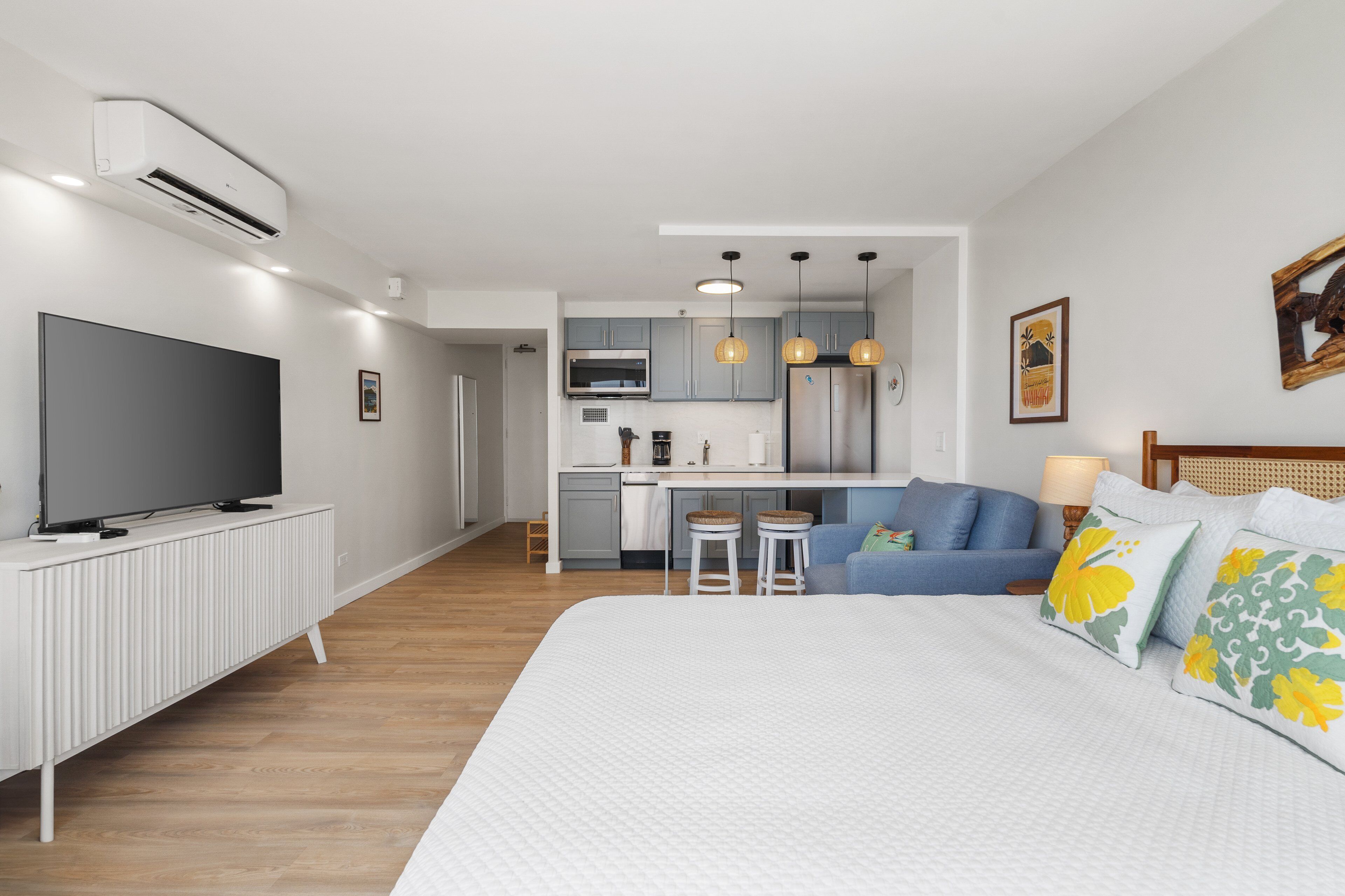 Fully Renovated Studio in the Heart of Waikiki – A/C, Wi-Fi, FREE Parking!