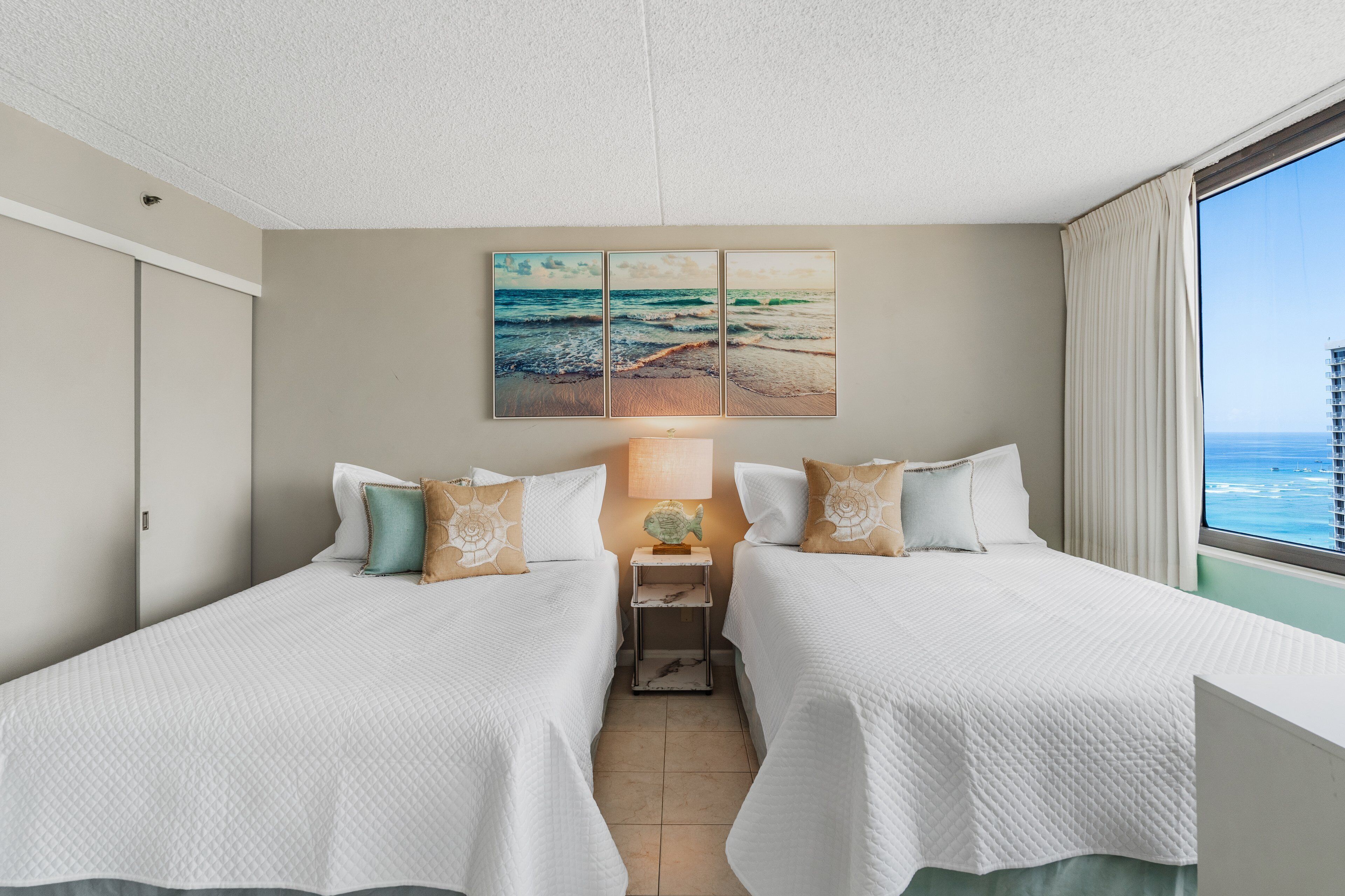 Ocean view Waikiki suite! Free parking, full kitchen, pool, close to beach!