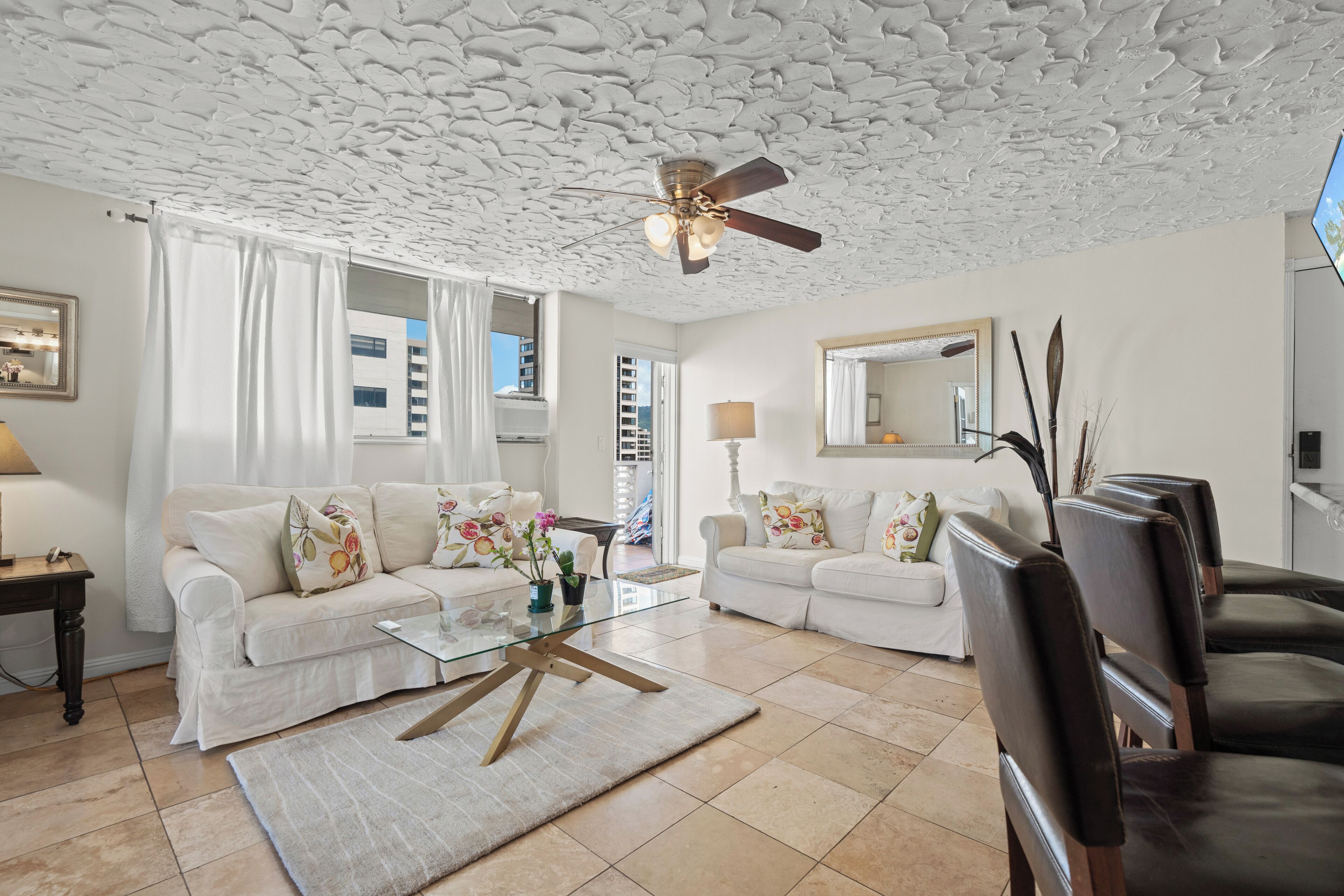 Ocean View Mid Waikiki 1 Block to the Beach